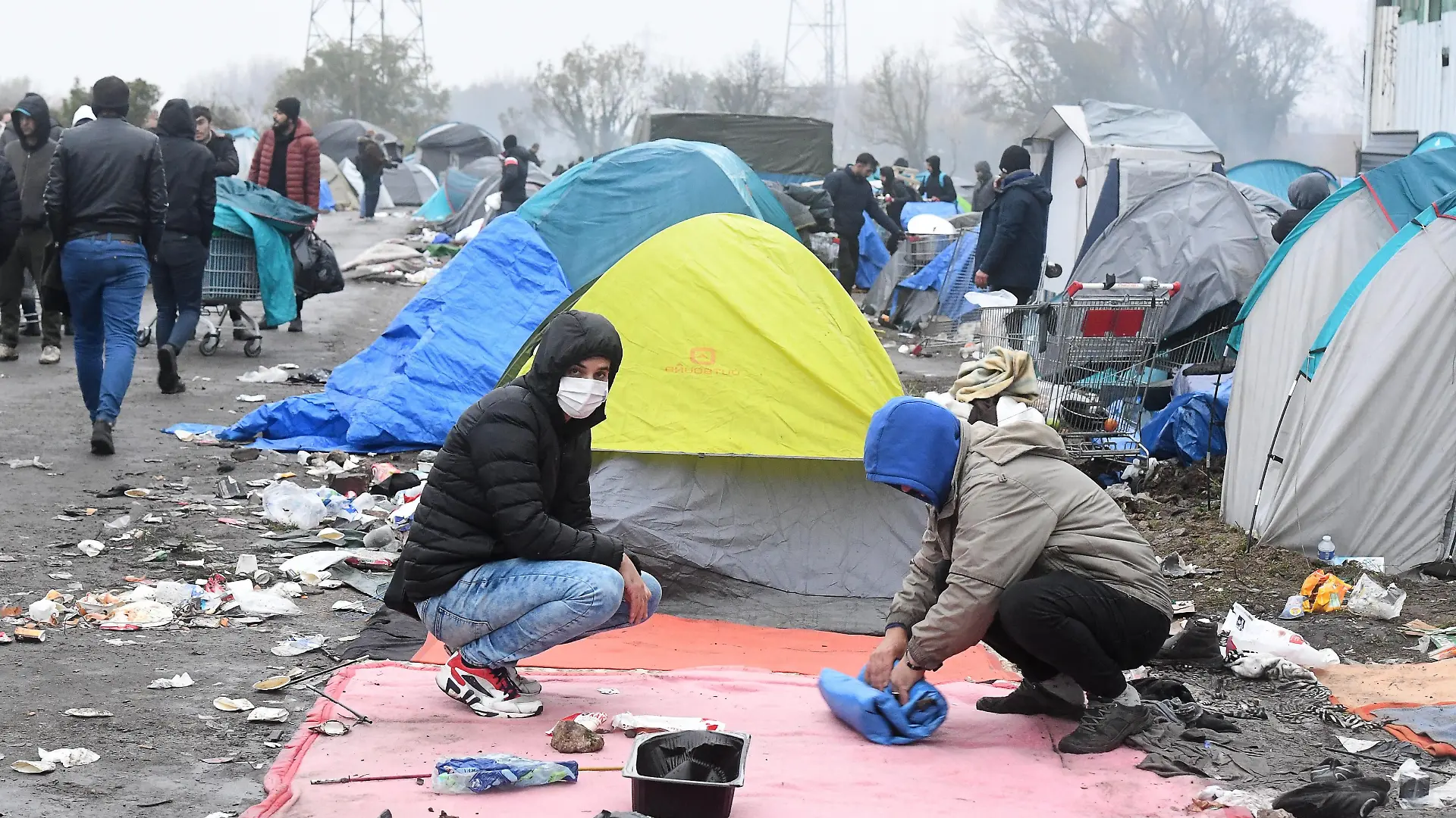 ©PHOTOPQR/VOIX DU NORD/Sebastien JARRY ; Grande-Synthe. le 16/11/2021. Evacuation du camp de migrants du site de la Secherie. Grande Synthe, France, nov 16th 2021. Evacuation of migrants from La Secherie camp