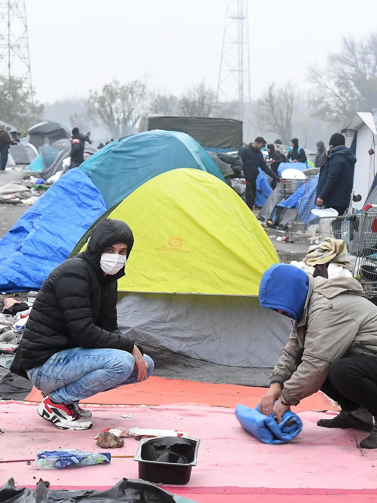 ©PHOTOPQR/VOIX DU NORD/Sebastien JARRY ; Grande-Synthe. le 16/11/2021. Evacuation du camp de migrants du site de la Secherie. Grande Synthe, France, nov 16th 2021. Evacuation of migrants from La Secherie camp