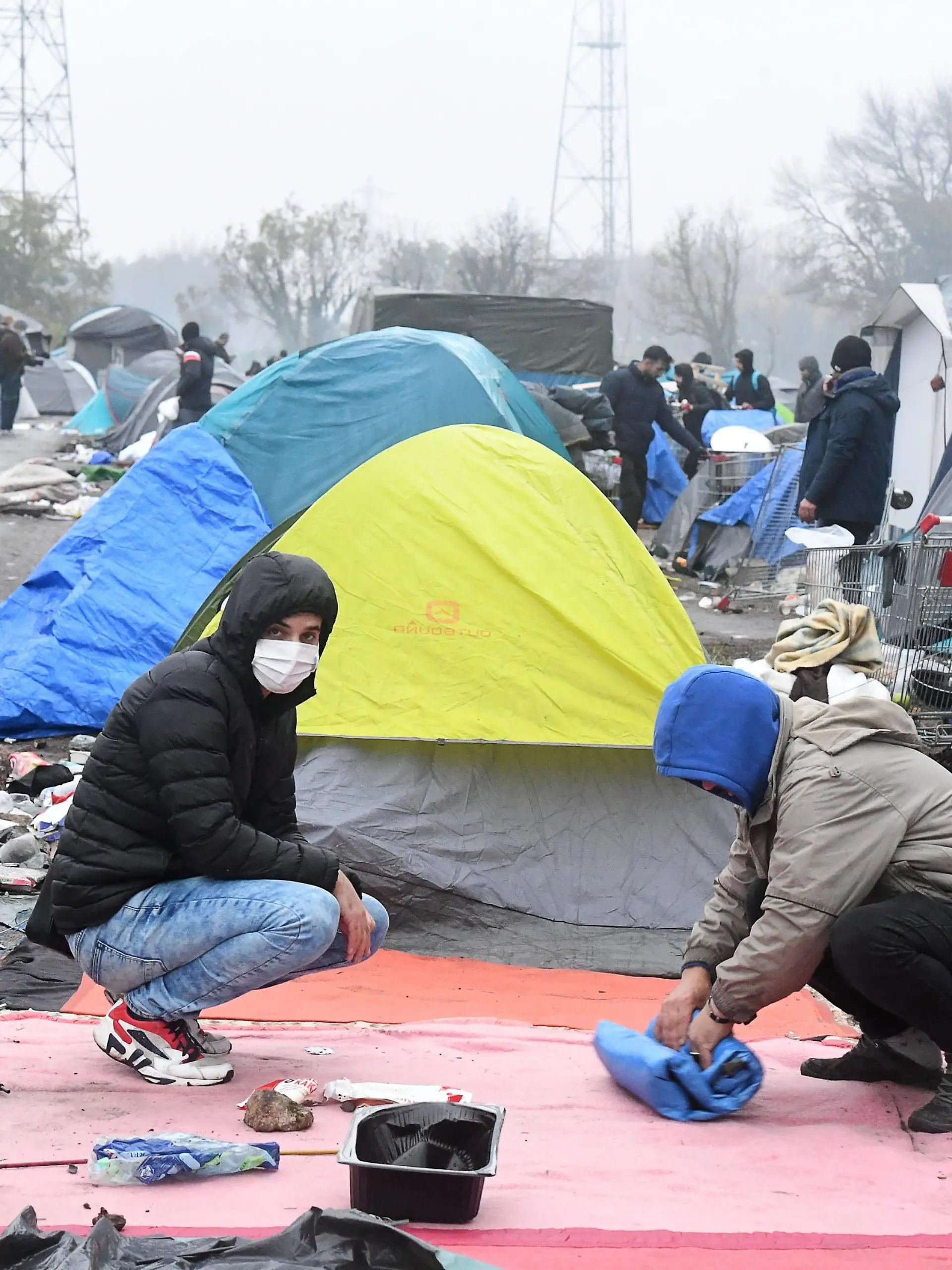 ©PHOTOPQR/VOIX DU NORD/Sebastien JARRY ; Grande-Synthe. le 16/11/2021. Evacuation du camp de migrants du site de la Secherie. Grande Synthe, France, nov 16th 2021. Evacuation of migrants from La Secherie camp