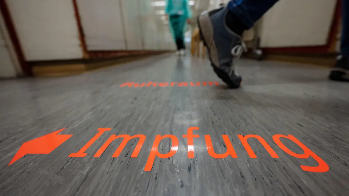 16.11.2021, Baden-Württemberg, Tübingen: Das Wort ·Impfung· steht auf dem Boden der alten Universitäts-Apotheke. Das Mobile Impfteam Tübingen bietet im alten Gebäude der früheren Uniapotheke Impfungen mit vorheriger Online-Terminvereinbarung an. Foto: Marijan Murat/dpa +++ dpa-Bildfunk +++