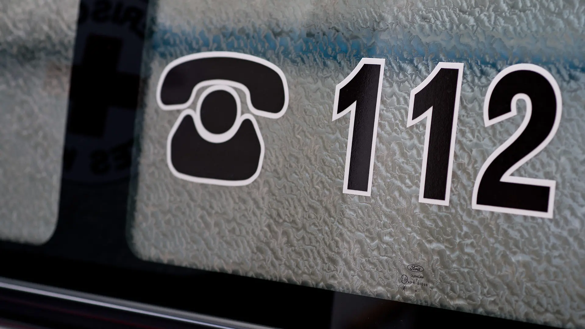 ARCHIV - Die Notrufnummer 112 steht auf einem Krankenwagen des Roten Kreuzes, aufgenommen am 10.05.2012 in Bamberg (Oberfranken). Kinder und behinderte Menschen sollen die Notrufnummer 112 künftig leichter und besser nutzen können. Das ist das Ziel zweier Initiativen aus Belgien und Deutschland. Foto: David Ebener/dpa +++(c) dpa - Bildfunk+++