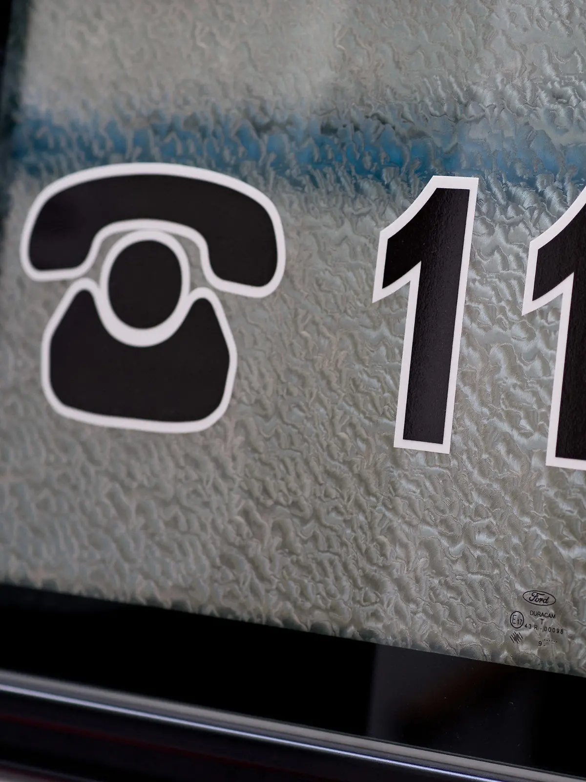 ARCHIV - Die Notrufnummer 112 steht auf einem Krankenwagen des Roten Kreuzes, aufgenommen am 10.05.2012 in Bamberg (Oberfranken). Kinder und behinderte Menschen sollen die Notrufnummer 112 künftig leichter und besser nutzen können. Das ist das Ziel zweier Initiativen aus Belgien und Deutschland. Foto: David Ebener/dpa +++(c) dpa - Bildfunk+++