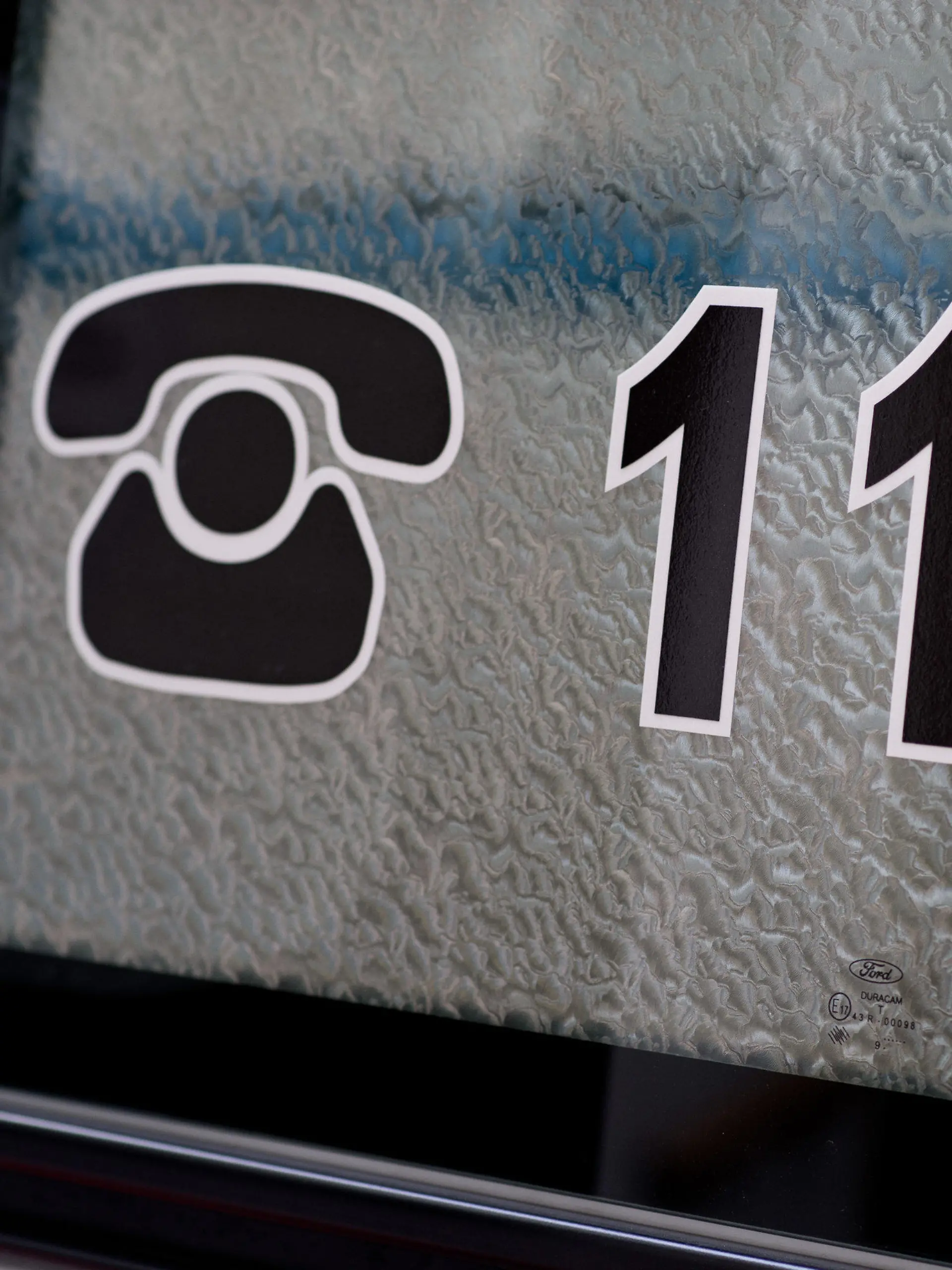ARCHIV - Die Notrufnummer 112 steht auf einem Krankenwagen des Roten Kreuzes, aufgenommen am 10.05.2012 in Bamberg (Oberfranken). Kinder und behinderte Menschen sollen die Notrufnummer 112 künftig leichter und besser nutzen können. Das ist das Ziel zweier Initiativen aus Belgien und Deutschland. Foto: David Ebener/dpa +++(c) dpa - Bildfunk+++