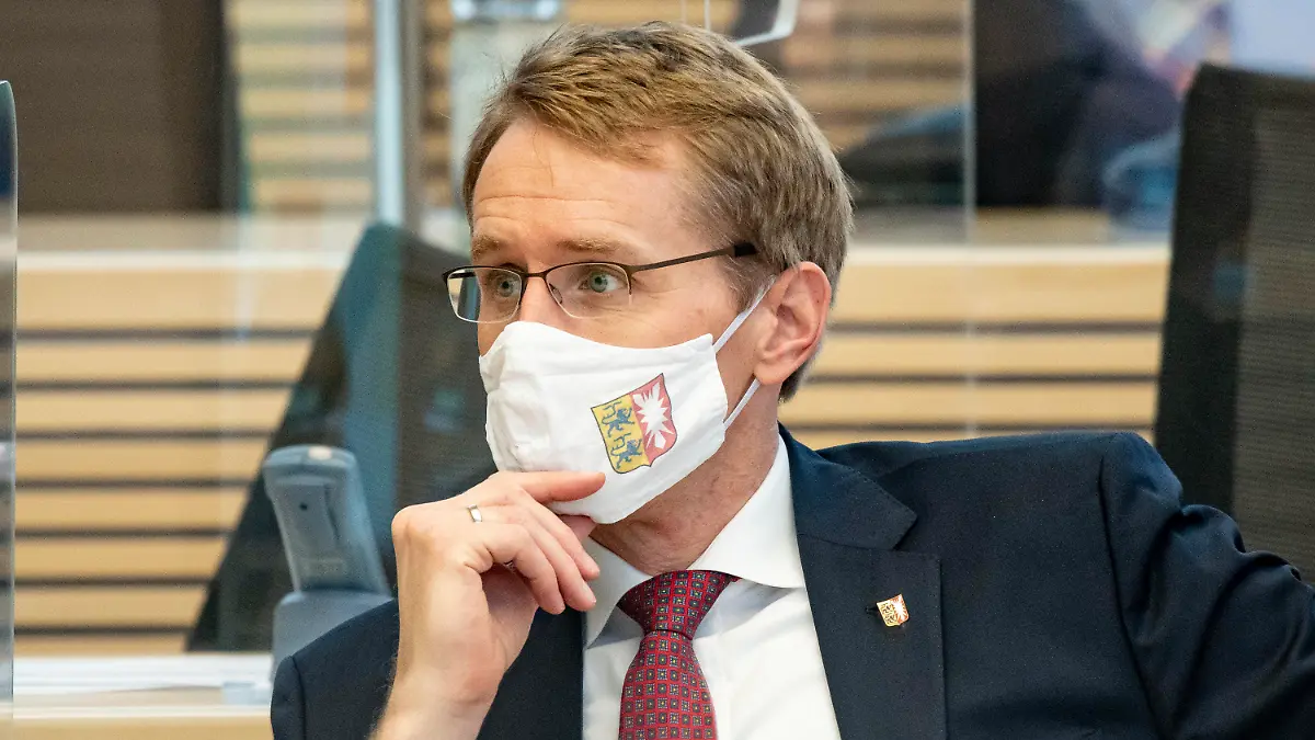 18.11.2020, Schleswig-Holstein, Kiel: Daniel Günther (CDU), Ministerpräsident von Schleswig-Holstein, hört im Plenarsaal des Landtags einem Redner zu. Das schleswig-holsteinische Parlament ist zu einer ganztägigen Experten-Anhörung zur Corona-Pandemie im Landtag zusammengekommen. Foto: Axel Heimken/dpa +++ dpa-Bildfunk +++