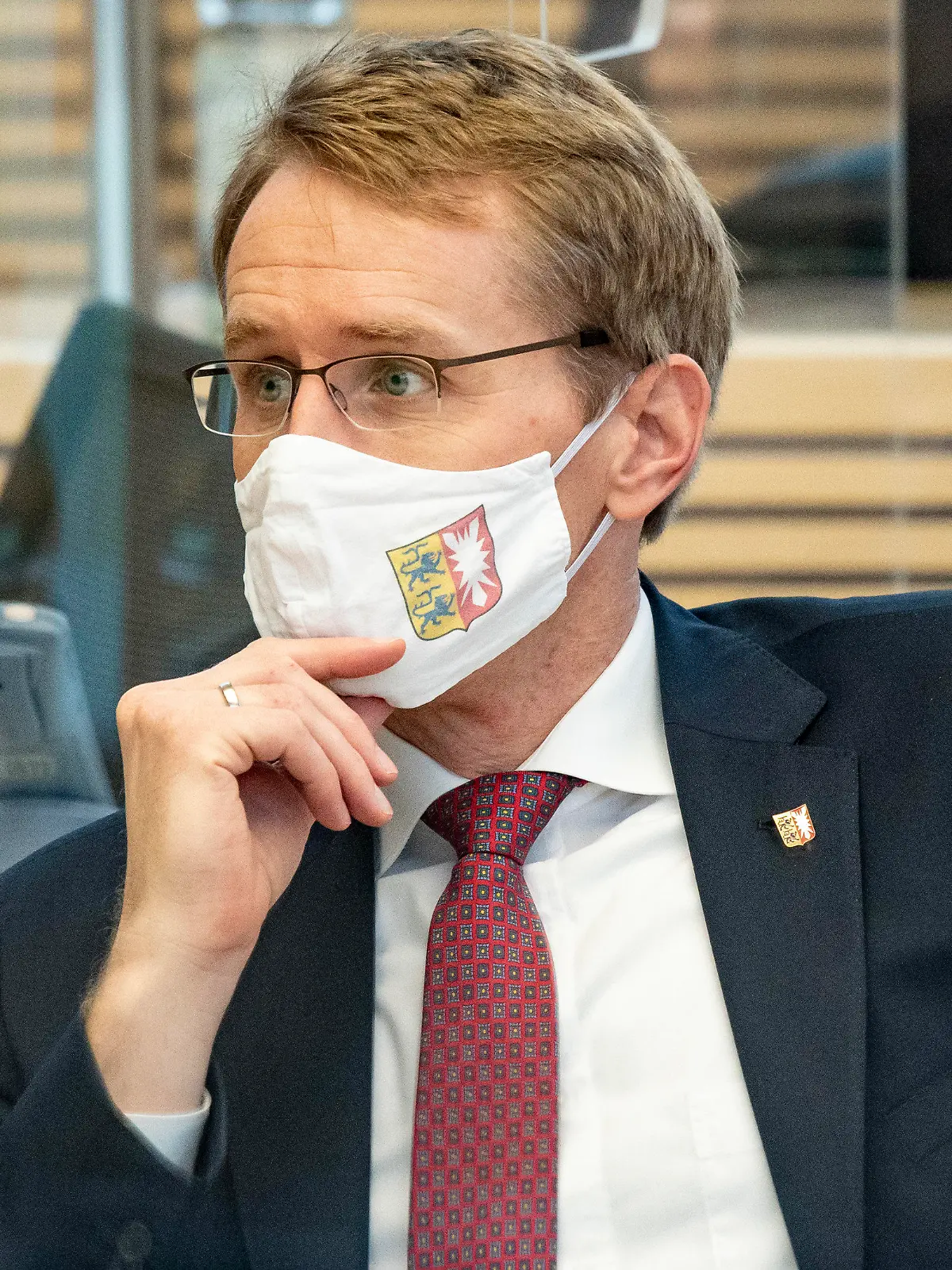 18.11.2020, Schleswig-Holstein, Kiel: Daniel Günther (CDU), Ministerpräsident von Schleswig-Holstein, hört im Plenarsaal des Landtags einem Redner zu. Das schleswig-holsteinische Parlament ist zu einer ganztägigen Experten-Anhörung zur Corona-Pandemie im Landtag zusammengekommen. Foto: Axel Heimken/dpa +++ dpa-Bildfunk +++