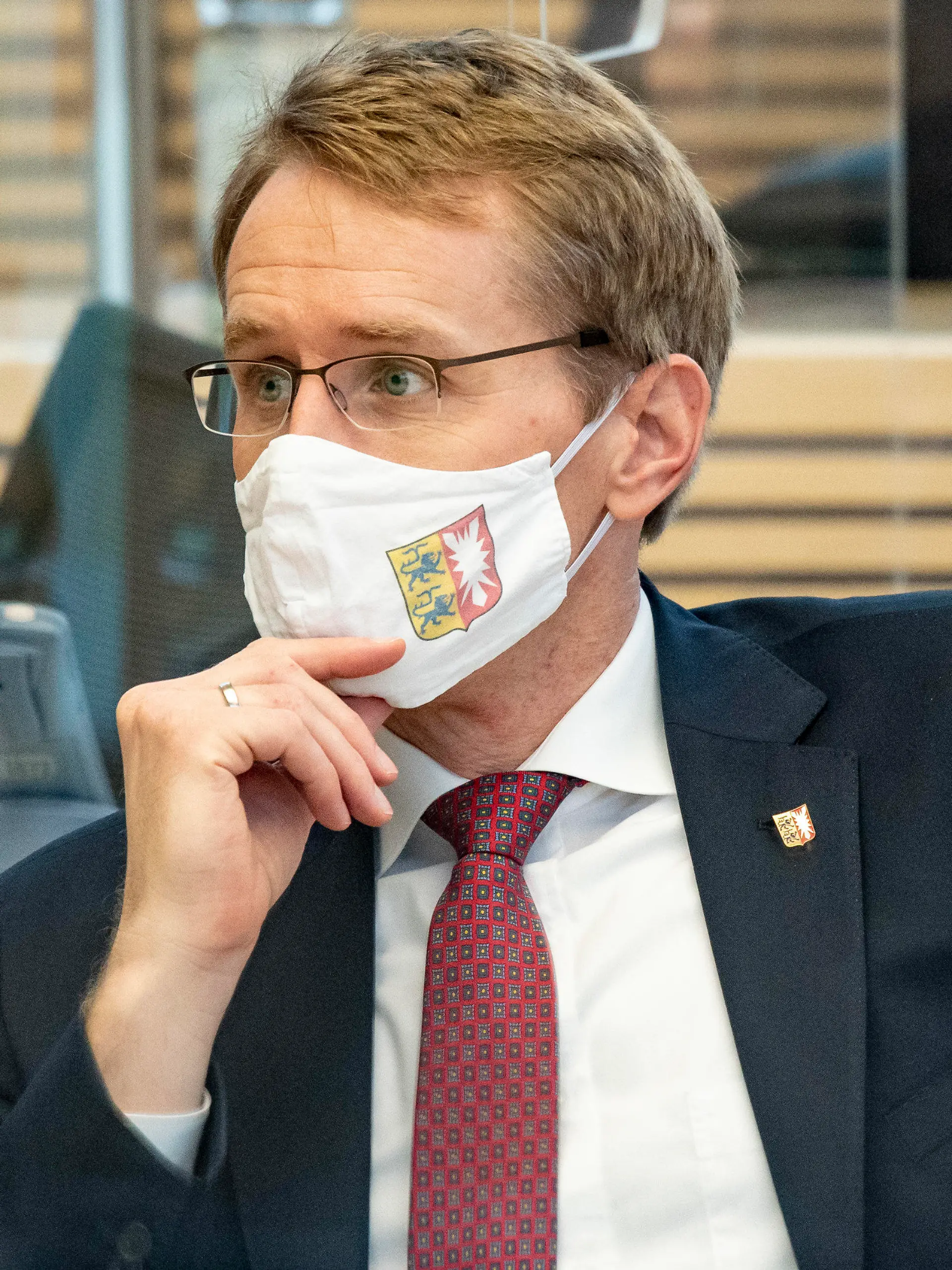 18.11.2020, Schleswig-Holstein, Kiel: Daniel Günther (CDU), Ministerpräsident von Schleswig-Holstein, hört im Plenarsaal des Landtags einem Redner zu. Das schleswig-holsteinische Parlament ist zu einer ganztägigen Experten-Anhörung zur Corona-Pandemie im Landtag zusammengekommen. Foto: Axel Heimken/dpa +++ dpa-Bildfunk +++