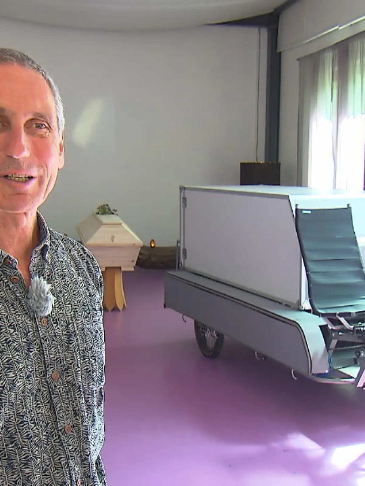 Mit seinem Lastenrad transportiert er keine Einkäufe – sondern Leichen!

Bestatter Jürgen Dahlfeld aus Kassel setzt bei der Überführung von Verstorbenen nicht mehr nur auf das Auto, in seinem Fuhrpark steht nun auch ein spezielles Lastenrad. Neu, nachhaltig – und ungewöhnlich. Was die Kasseler über das Leichen-Lastenrad denken, verraten wir im Video.