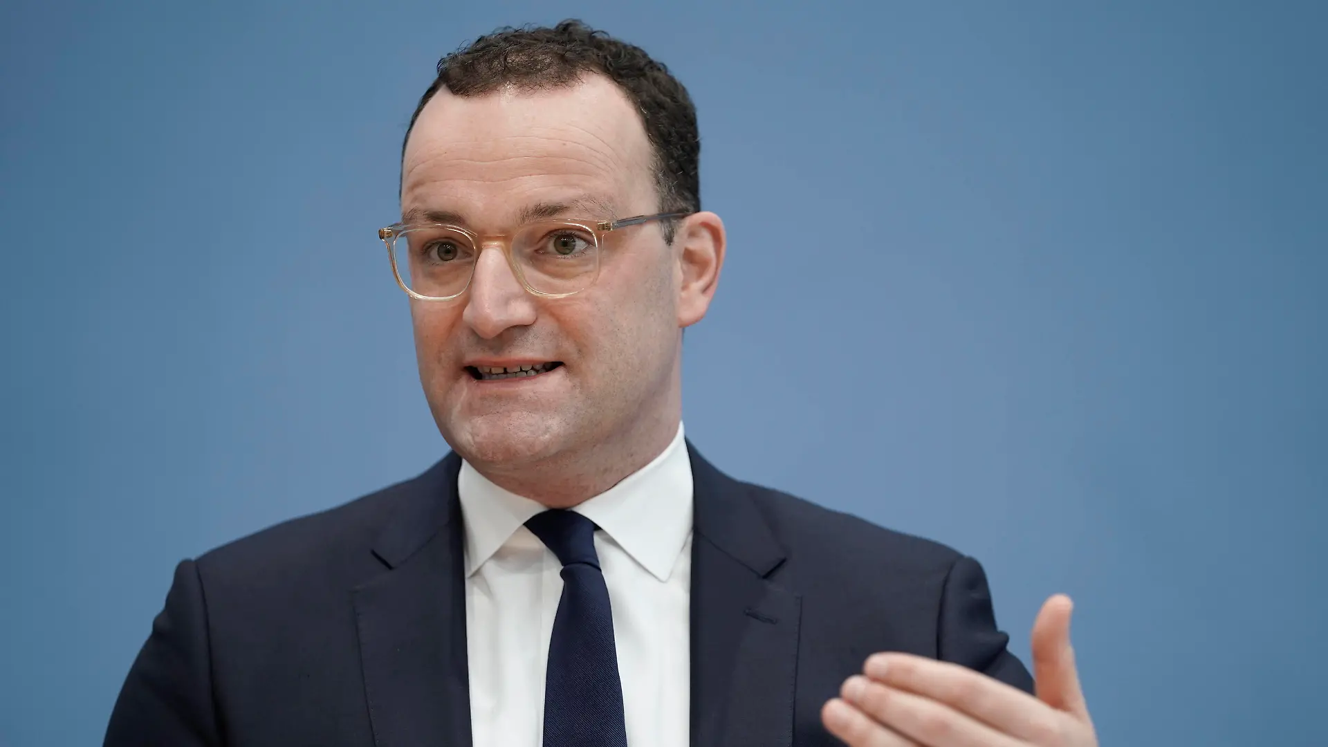 BPK zur Corona-Lage Aktuell,12.11.2021,Berlin,Bundesgesundheitsminister Jens Spahn im Portrait mit besonderer Geste bei der Bundespressekonferenz zum Thema Corona-Lage Berlin Berlin Deutschland *** BPK to the Corona situation topically,12 11 2021,Berlin,Federal Minister of Health Jens Spahn in the portrait with special gesture with the federal press conference to the topic Corona situation Berlin Berlin Germany