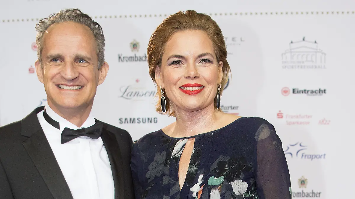 ARCHIV - 03.11.2018, Hessen, Frankfurt/Main: Julia Klöckner (CDU), damalige Bundeslandwirtschaftsministerin, steht mit ihrem Lebensgefährten Ralph Grieser auf dem roten Teppich beim 37. «Deutsche SportpresseBall». Die CDU-Politikerin Julia Klöckner (50) und Ralph Grieser beenden ihre Ehe. (zu dpa: «Anwalt: Julia Klöckner und Ehemann beenden ihre Ehe») Foto: Andreas Arnold/dpa +++ dpa-Bildfunk +++