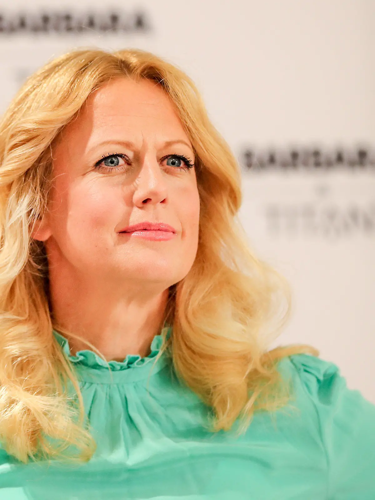 ARCHIV - 19.04.2018 Sachsen, Leipzig: Schauspielerin und Fernsehmoderatorin Barbara Schöneberger stellt ihre gemeinsam mit dem Kofferhersteller Titan und dem Frauenmagazin Barbara entwickelte Reisegepäck-Kollektion vor. (zu dpa Barbara Schöneberger sagt, sie putze gerne Klos vom 16.06.2018) Foto: Jan Woitas/dpa-Zentralbild/dpa +++ dpa-Bildfunk +++