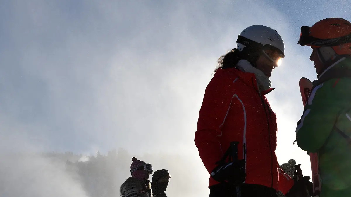 ARCHIV - Skifahrer stehen am 19.01.2016 im Gegenlicht an der Talstation in Willingen (Hessen). (zu dpa «Hessische Skigebiete bisher sehr zufrieden mit Wintersportsaison» vom 18.02.2017) Foto: Uwe Zucchi/dpa +++(c) dpa - Bildfunk+++