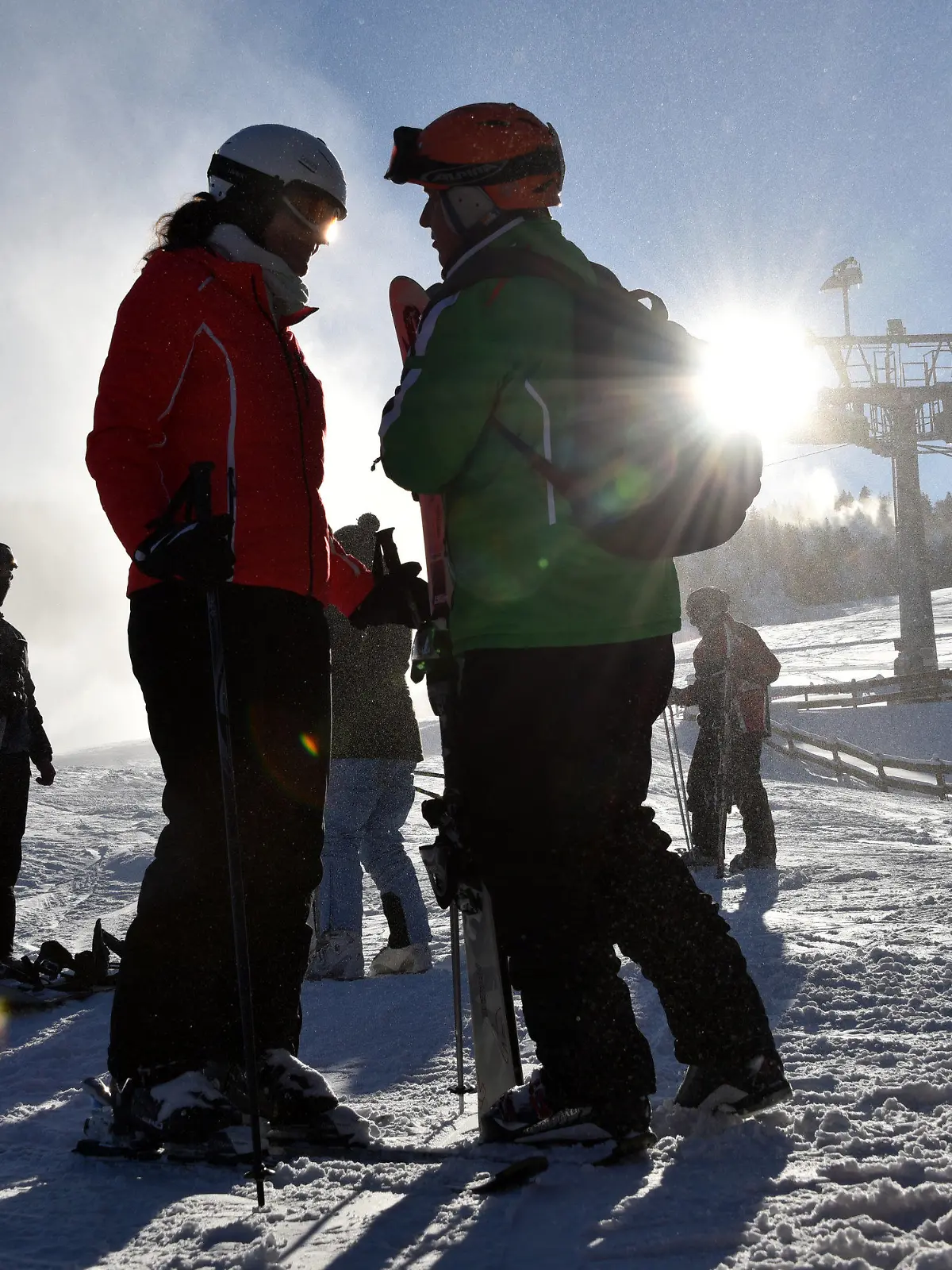 ARCHIV - Skifahrer stehen am 19.01.2016 im Gegenlicht an der Talstation in Willingen (Hessen). (zu dpa «Hessische Skigebiete bisher sehr zufrieden mit Wintersportsaison» vom 18.02.2017) Foto: Uwe Zucchi/dpa +++(c) dpa - Bildfunk+++