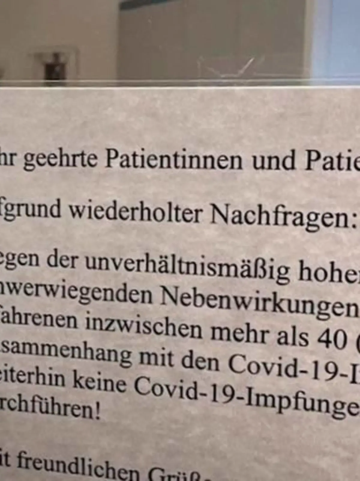 Aushang in Arztpraxis