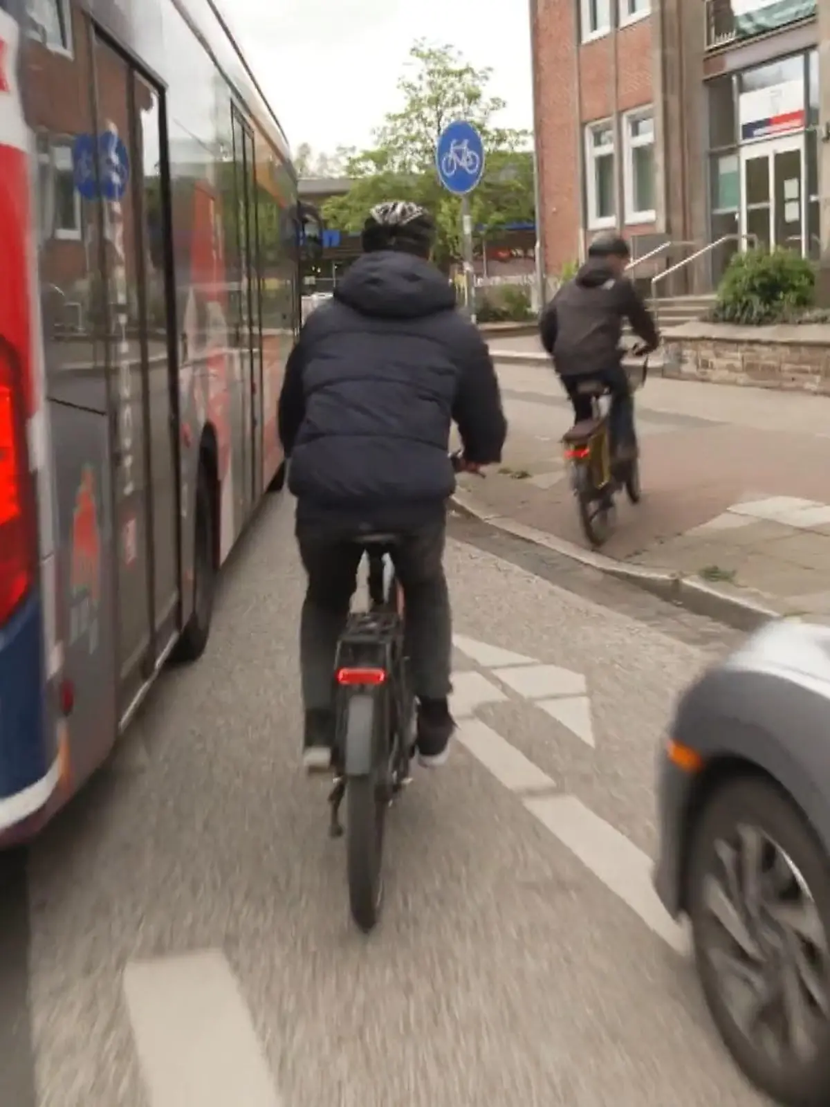 Während man sich auf herkömmlichen Fahrrädern gut und gerne mal abstrampeln muss, ist man mit der Zusatz-Power ds Elektromotors deutlich schneller unterwegs. Auch RTL-Reporter Tobias Deckert flitzt mit fast dauerhaft 25 Kilometern pro Stunde durch die Hamburger City. Und das kann im Straßenverkehr schnell gefährlich werden – unter anderem weil Autofahrer die Geschwindigkeit der Fahrradfahrer oft unterschätzen. Auch die Unfälle haben sich seit 2014 verdreifacht, vermehrt auch mit Schwerverletzten und sogar Toten.

Was sollte man auf Deutschlands Straßen also unbedingt beachten?