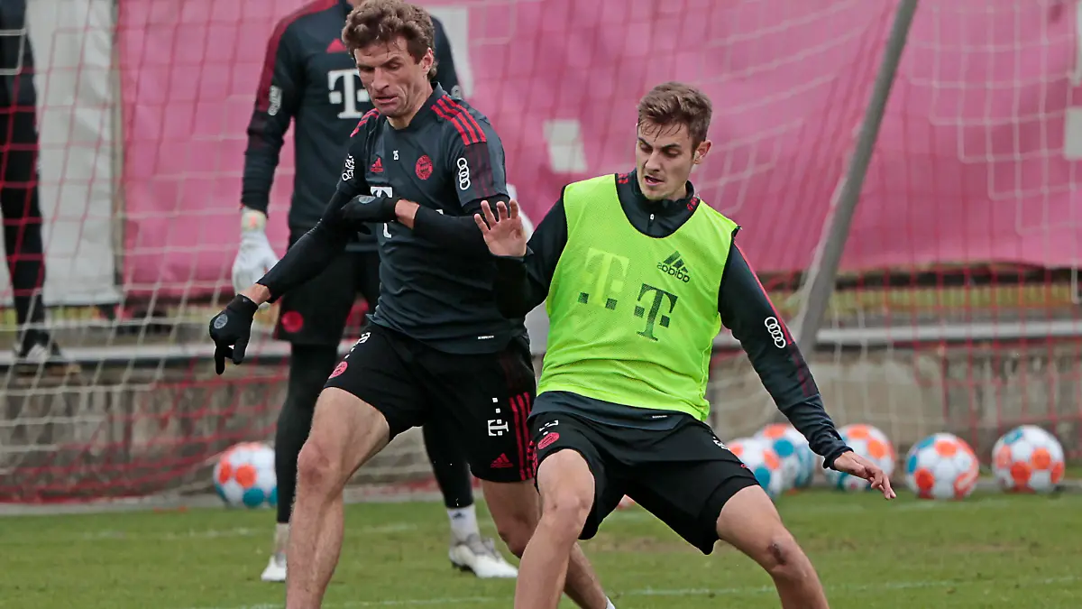 03.11.2021, FC Bayern Training, Muenchen, Fussball, im Bild: Thomas Mueller FCB vs Josip Stanisic FCB *** 03 11 2021, FC Bayern training, Munich, football, in the picture Thomas Mueller FCB vs Josip Stanisic FCB