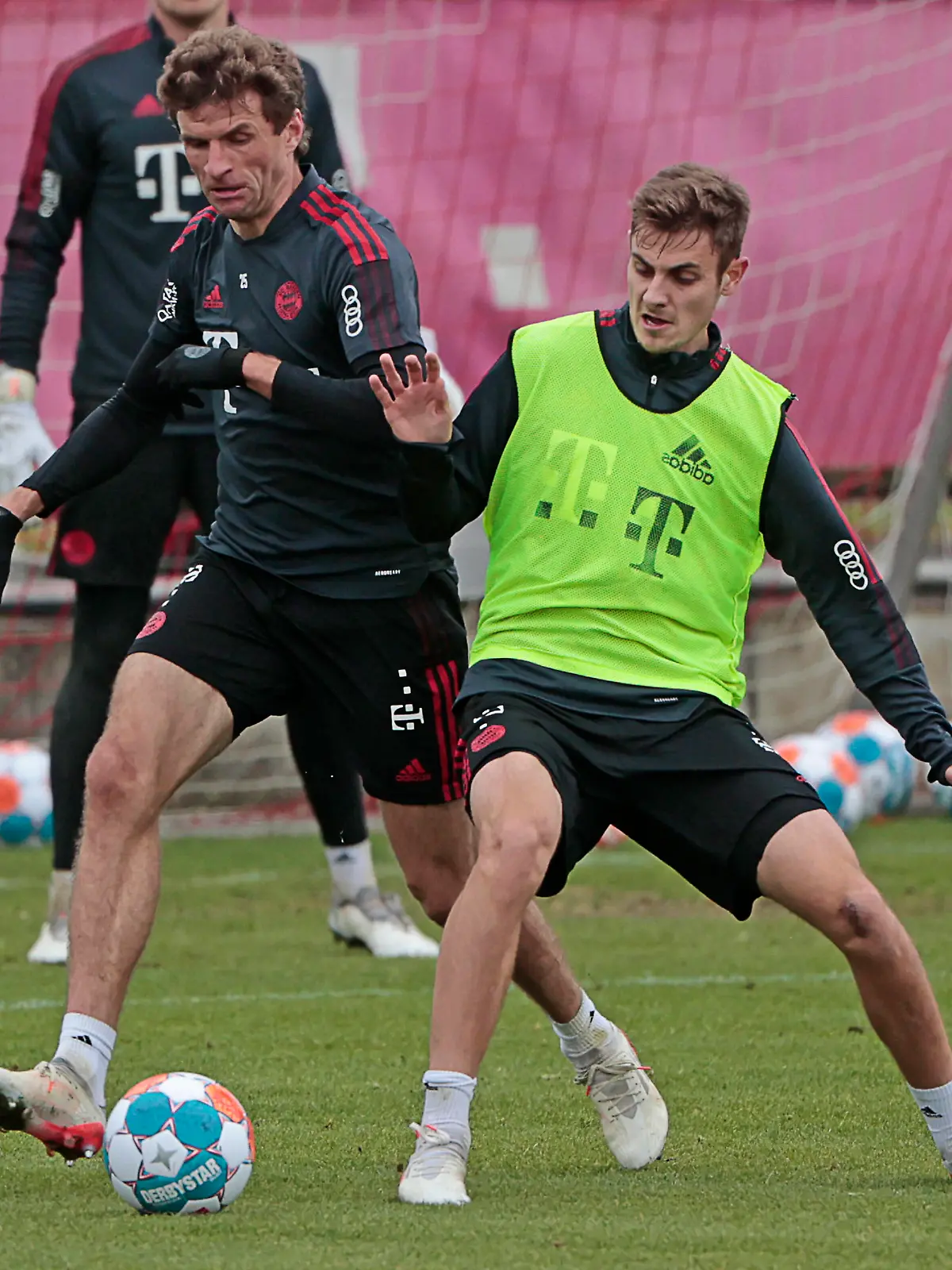  03.11.2021, FC Bayern Training, Muenchen, Fussball, im Bild: Thomas Mueller FCB vs Josip Stanisic FCB *** 03 11 2021, FC Bayern training, Munich, football, in the picture Thomas Mueller FCB vs Josip Stanisic FCB