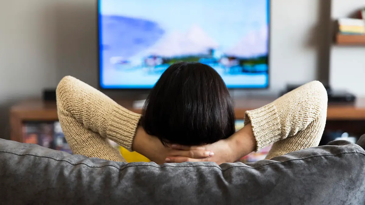Frau guckt Fernsehen