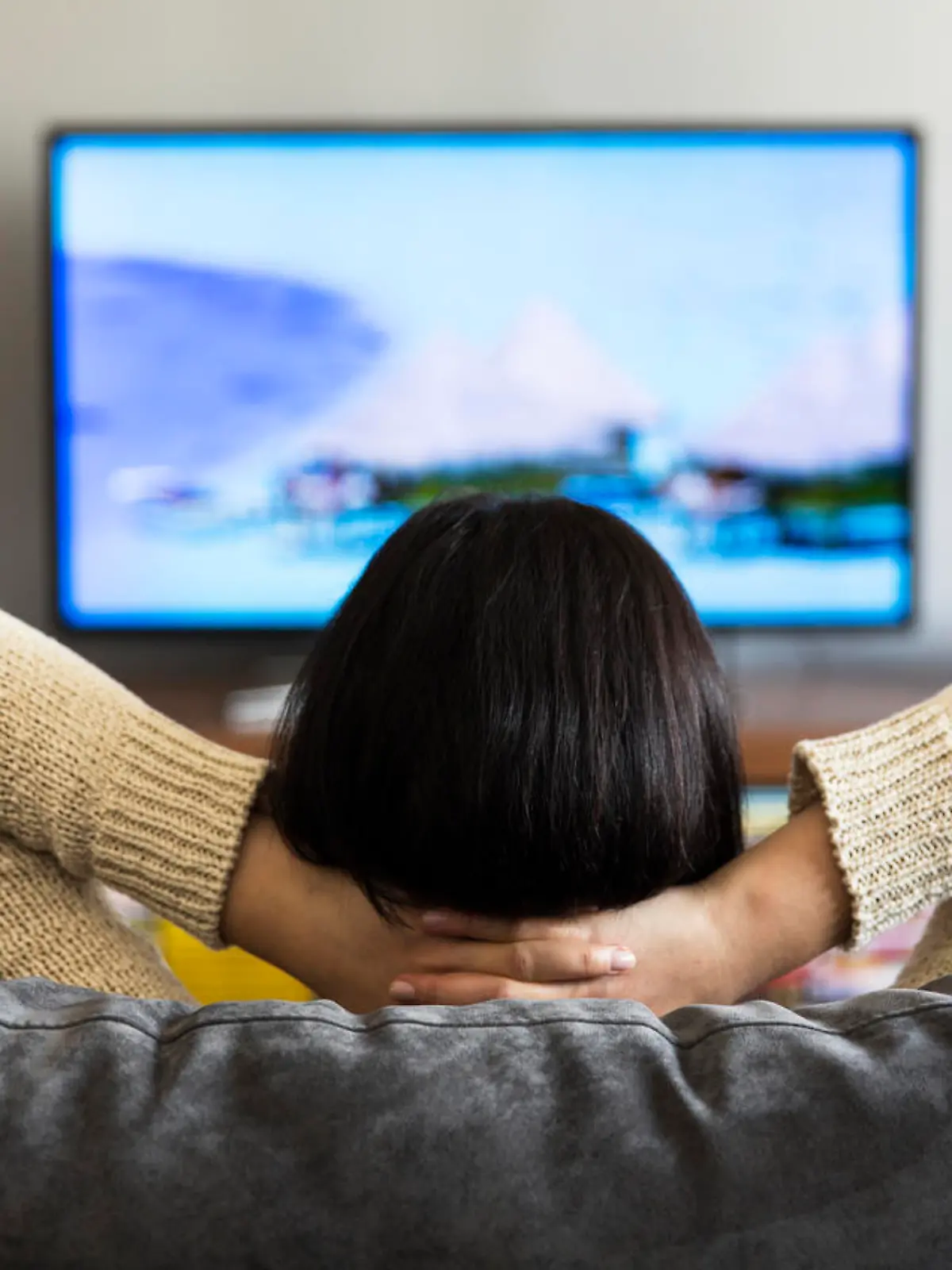 Frau guckt Fernsehen