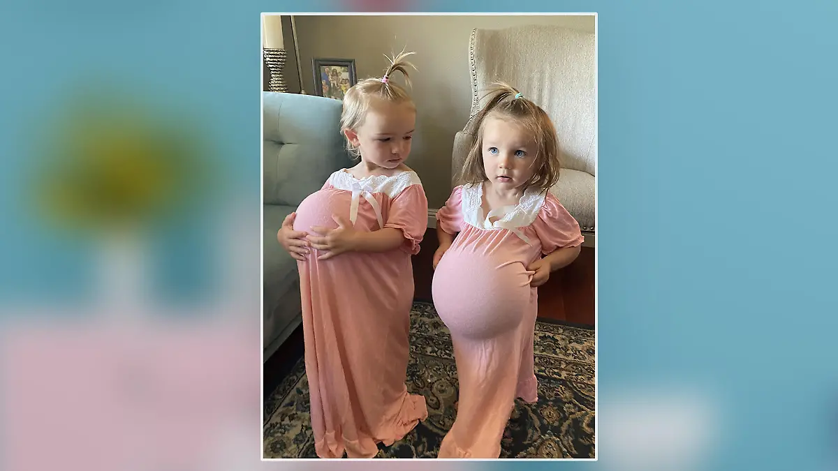 Die nächste Generation: Bris und Chaulets Töchter posieren ebenfalls mit Nachthemd und Luftballon.