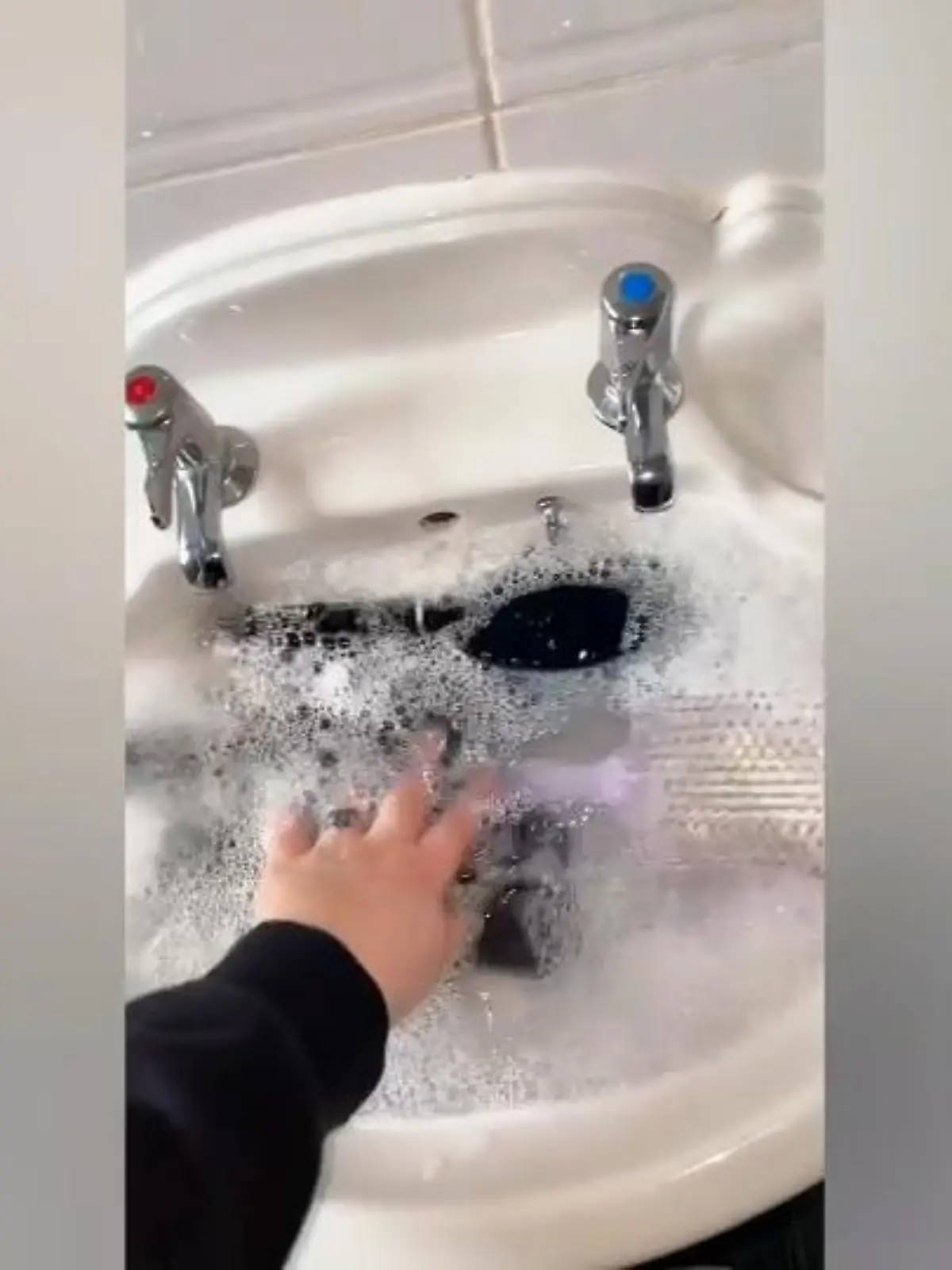TikTokkerin zeigt, wie eklig unsere Haarbürsten wirklich sind