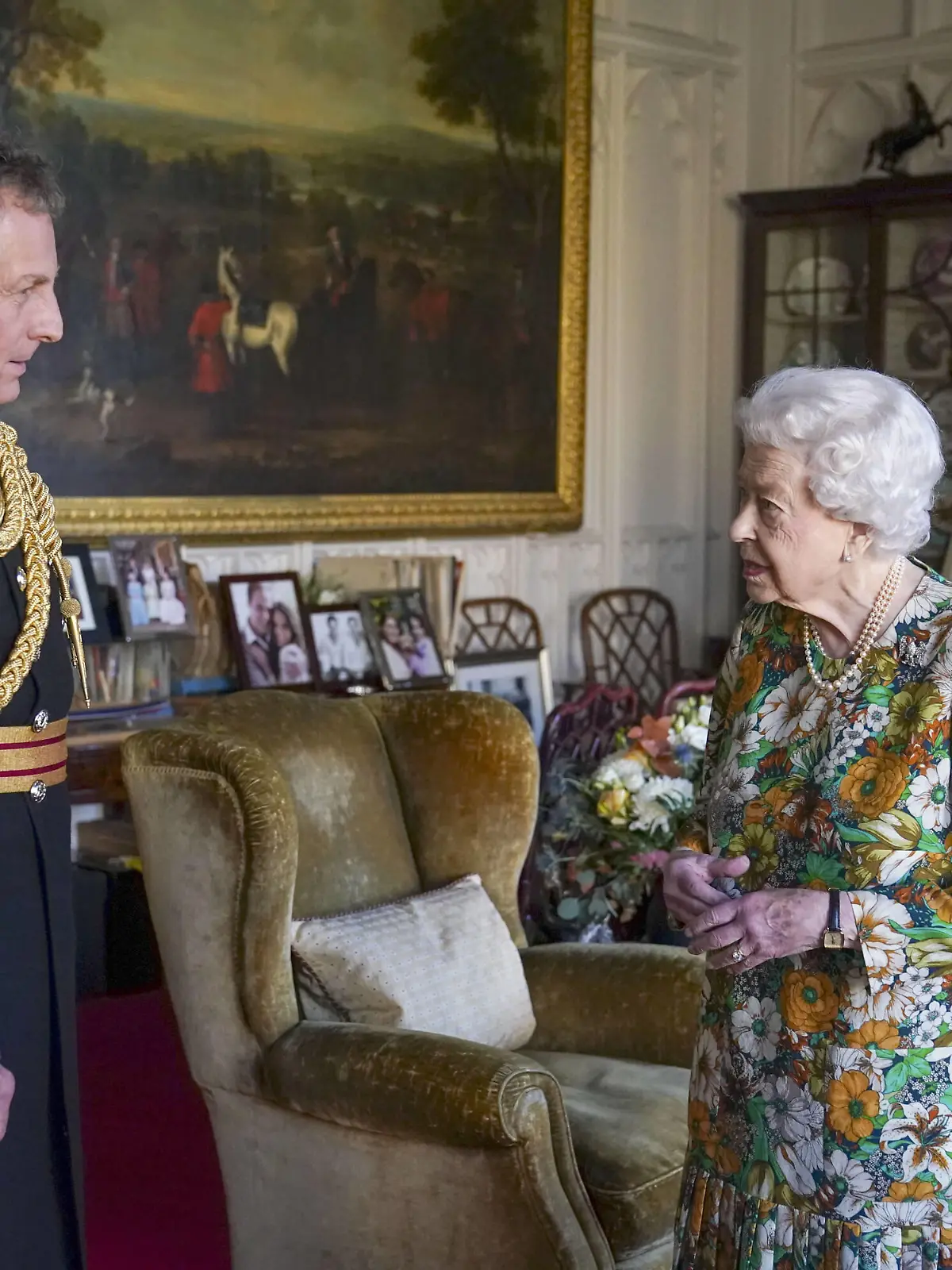 November 17, 2021, Windsor, UK: Queen Elizabeth II receives General Sir Nick Carter, Chief of the Defence Staff, during an audience in the Oak Room at Windsor Castle, Berkshire. General Sir Nick is relinquishing his role as the Chief of Defence Staff at the end of this month. Picture date: Wednesday November 17, 2021. Windsor UK PUBLICATIONxINxGERxSUIxAUTxONLY - ZUMAp134 20211117_zba_p134_177 Copyright: xStevexParsonsx 