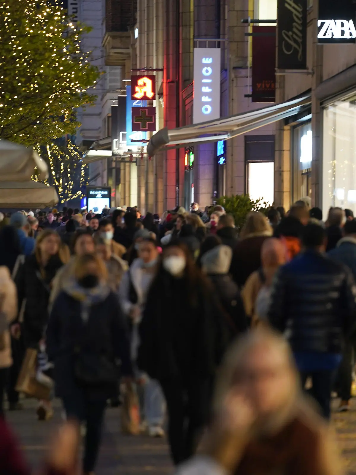 06.11.2021, Hamburg: Passanten gehen in der Spitalerstraße in der Innenstadt einkaufen. Der Handelsverband Nord informiert am 08.11.2021 über den Handel im Jahr 2021 und zu Erwartungen zum Weihnachtsgeschäft. Foto: Marcus Brandt/dpa +++ dpa-Bildfunk +++