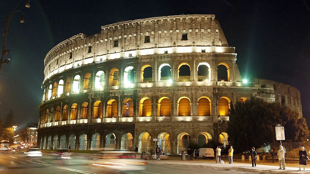 The Colosseum in Rome is illuminated late Saturday, 24 June 2006. Rome's Mayor Walter Veltroni decided its illumination after he heard that Philippine's President Gloria Arroyo abolished death penalty in her country. The ancient Roman arena is illuminated each time that a country abolishes death penalty or suspends the application of a single case. EPA/DANILO SCHIAVELLA +++(c) dpa - Bildfunk+++