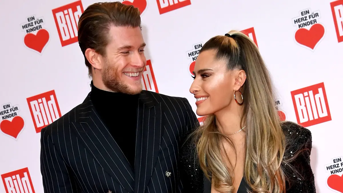 05.12.2020, Berlin: Sophia Thomalla und Freund Loris Karius kommen zur TV-Spendengala "Ein Herz für Kinder". Foto: Jens Kalaene/dpa-Zentralbild/dpa +++ dpa-Bildfunk +++