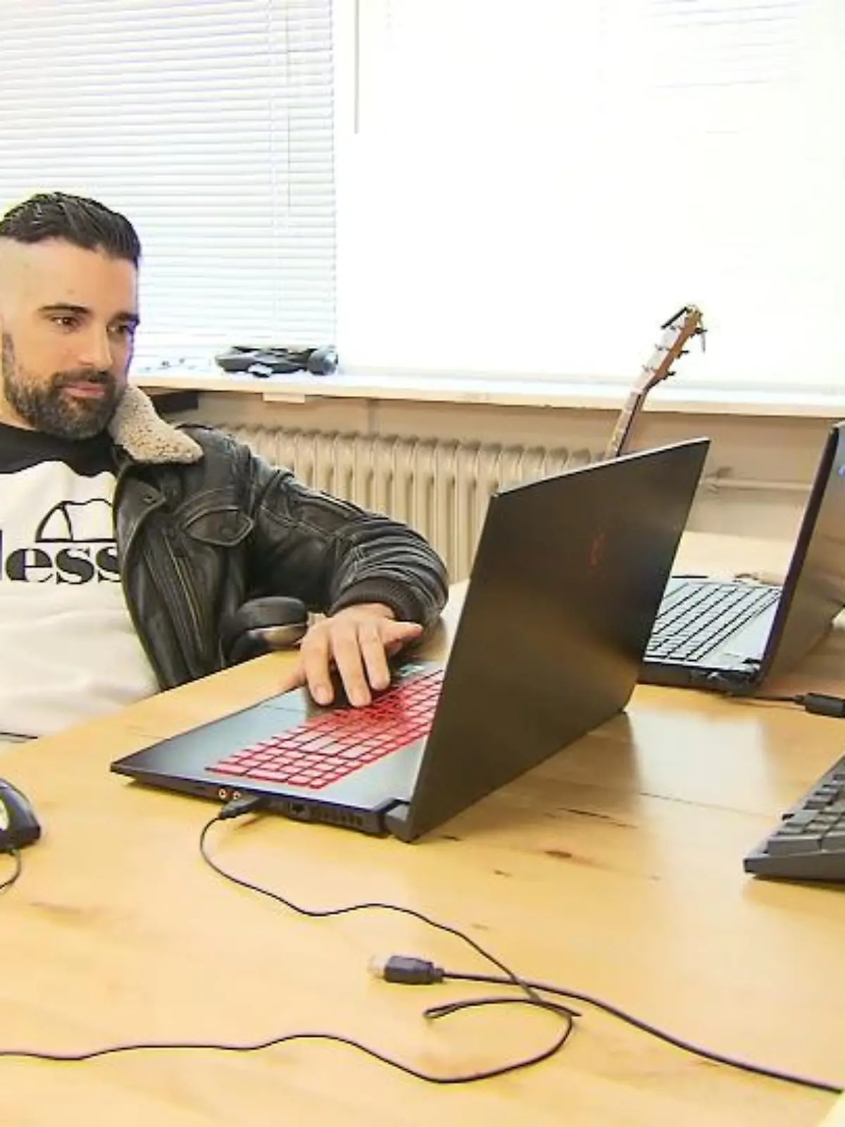 Der 40-jährige Jan Lehmann aus Frankfurt ist der Inhaber des Musiklabels „Skyline Records“. Wenn Ihnen dieser Name bekannt vorkommt, dann liegt das vielleicht daran, dass es sich in der Netflix-Hiphop-Serie „Skylines“ um eine Plattenfirma mit exakt demselben Namen handelt. Jan Lehmann wollte das nicht auf sich sitzen lassen und klagt gegen den Streaming-Riesen. Am Donnerstag beginnt nun das Hauptverfahren.