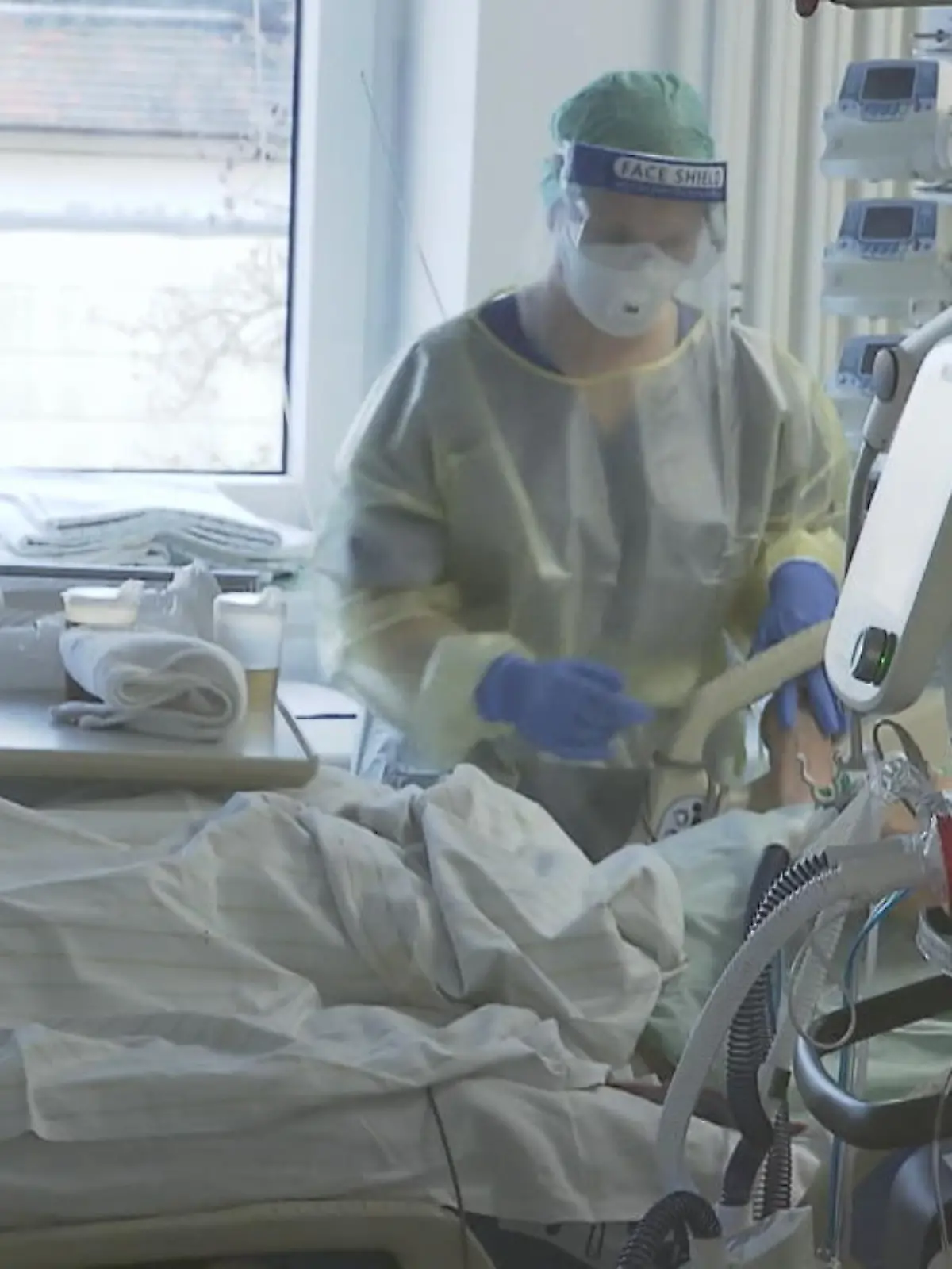 Besuch auf der Intensivstation eines Krankenhauses in Eschweiler - Ärzte und Pfleger erklären, was die aktuelle Corona-Lage für die Menschen hier bedeutet.
