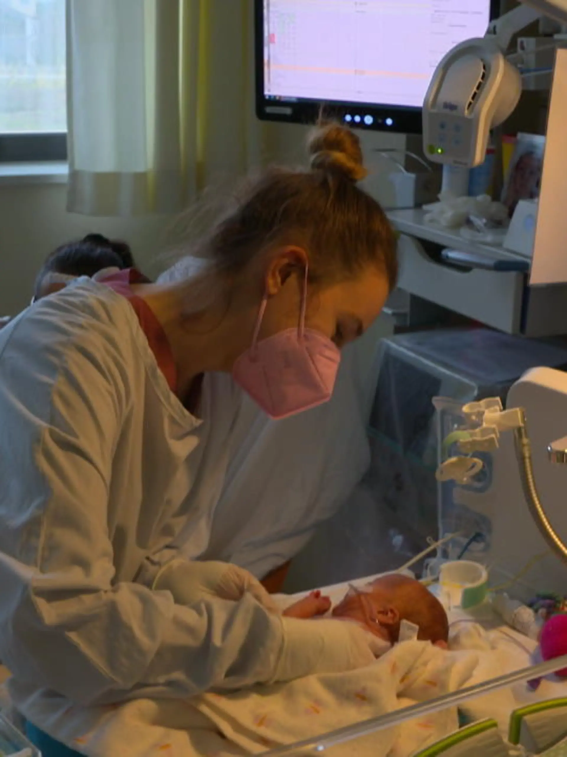 65.000 Kinder sind 2020 in Deutschland zu früh auf die Welt gekommen – rund 7 Prozent aller Neugeborenen. Weltweit ist sogar jedes zehnte Baby ein Frühchen. Der Weltfrühgeborenentag am Mittwoch soll darüber aufklären, was es für Eltern, Ärzte und Pfleger bedeutet, ein Frühchen durchzubringen. Wir haben auf der Frühgeborenenintensivstation in Braunschweig seltene und bewegende Einblicke in die Arbeit der Fachkräfte bekommen.