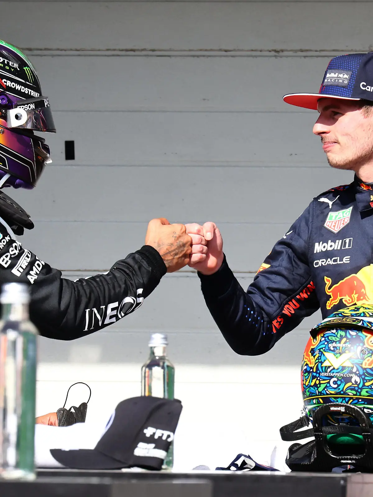  Formula 1 2021: Brazilian GP AUToDROMO JOS CARLOS PACE, BRAZIL - NOVEMBER 14: Sir Lewis Hamilton, Mercedes, 1st position, and Max Verstappen, Red Bull Racing, 2nd position, congratulate each other in Parc Ferme during the Brazilian GP at Autodromo Jos Carlos Pace on Sunday November 14, 2021 in Sao Paulo, Brazil. Photo by Steve Etherington / LAT Images Images PUBLICATIONxINxGERxSUIxAUTxHUNxONLY GP2119_184202SNE47136
