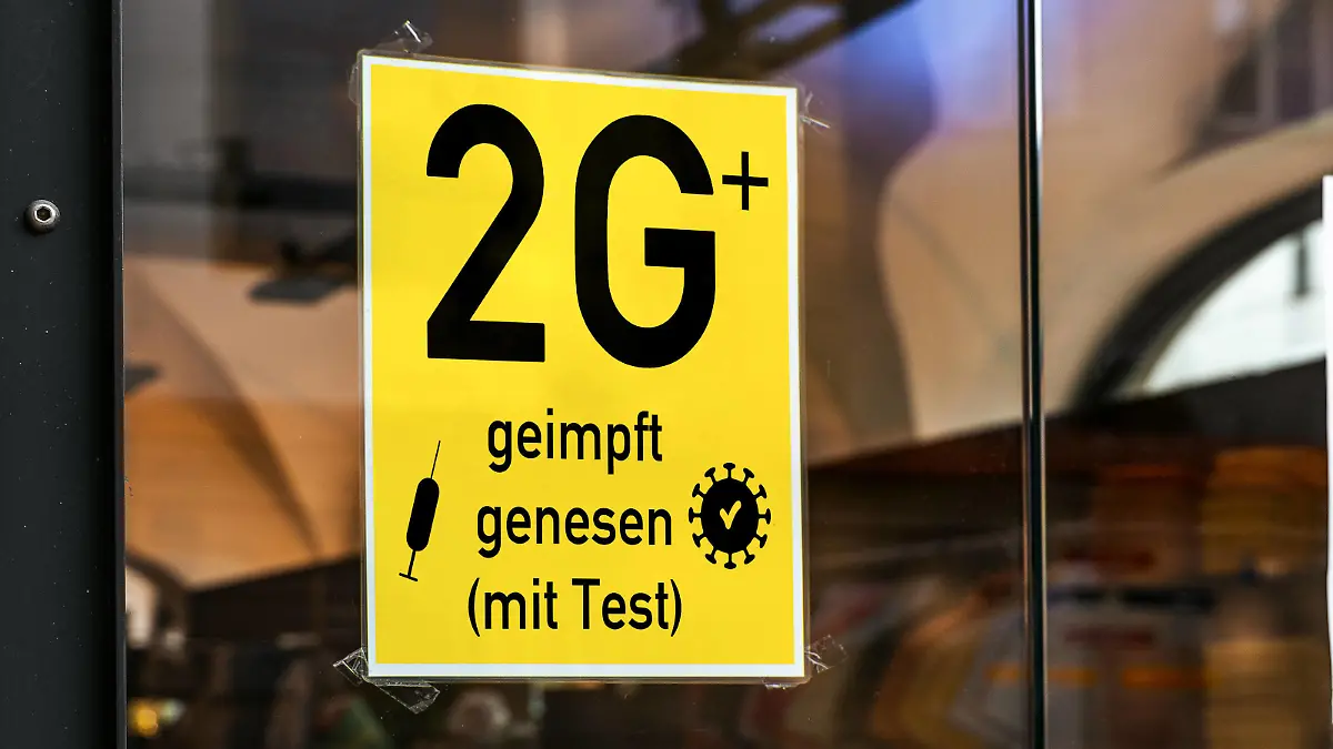 07 November 2021: 2G Plus Rule, Vaccinated and Convalescent with Test, Sign indicating 2G Rule, Covid-19 Coronavirus Protective Measure *** 2G Plus Regel, Geimpft und Genesen mit Test, Schild das auf die 2G-Regel hinweist, Covid-19 Coronavirus Schutzmaßnahme xFOTOMONTAGEx