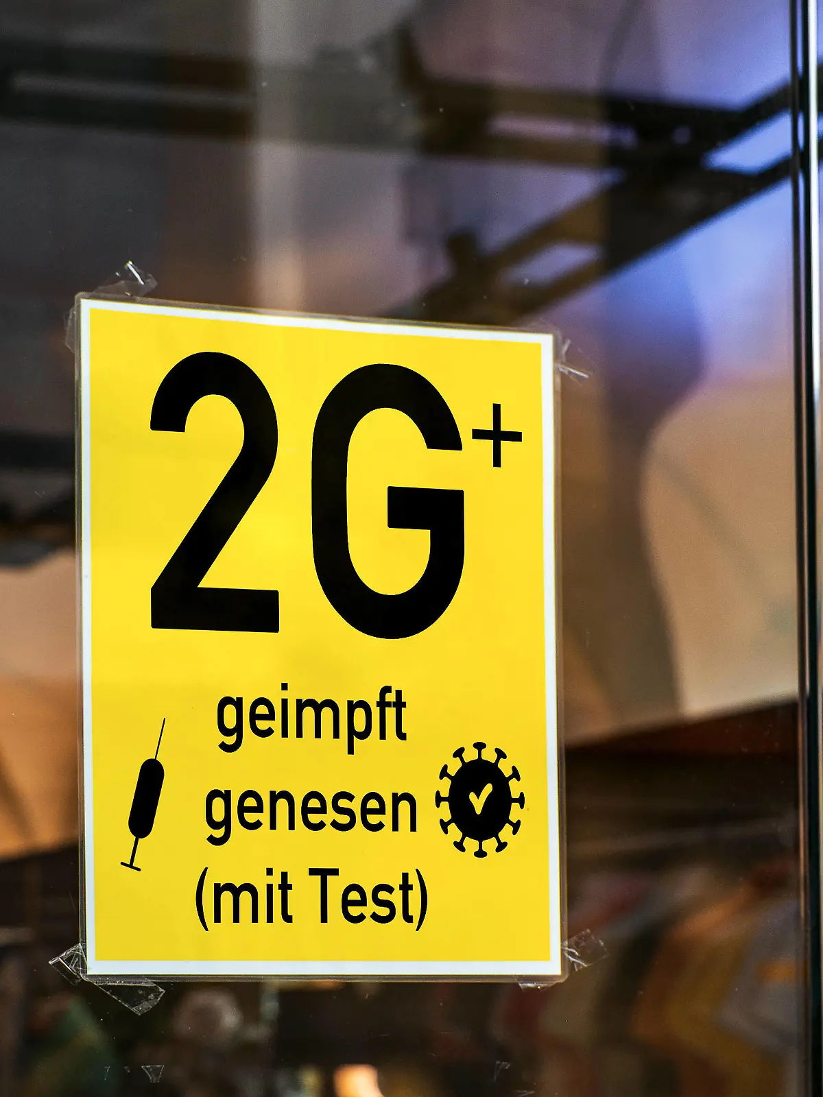  07 November 2021: 2G Plus  Rule, Vaccinated and Convalescent with Test, Sign indicating 2G Rule, Covid-19 Coronavirus Protective Measure *** 2G Plus  Regel, Geimpft und Genesen mit Test, Schild das auf die 2G-Regel hinweist, Covid-19 Coronavirus Schutzmaßnahme xFOTOMONTAGEx