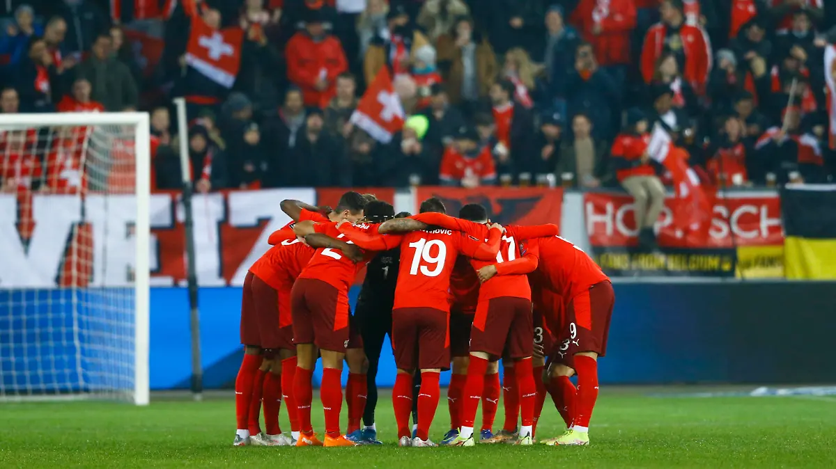 Soccer Football - World Cup - UEFA Qualifiers - Group C - Switzerland v Bulgaria - Swissporarena, Lucerne, Switzerland - November 15, 2021 General view of Switzerland players in a huddle before the match REUTERS/Arnd Wiegmann