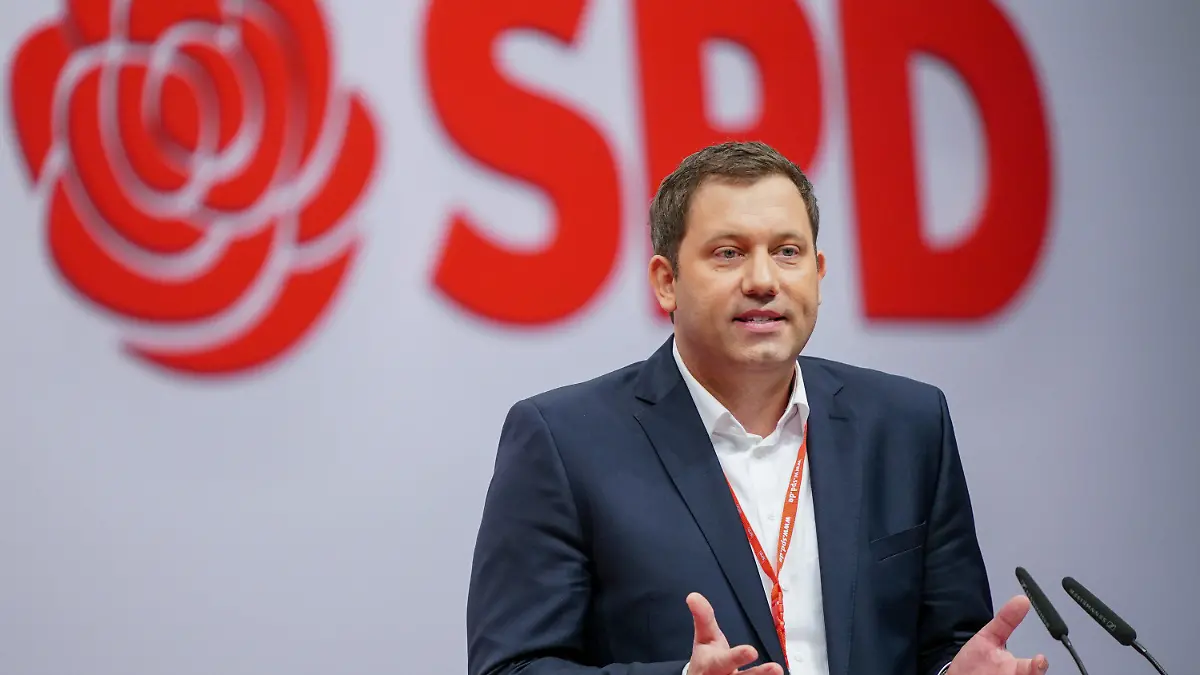 06.12.2019, Berlin: Lars Klingbeil, SPD-Generalsekretär, spricht beim SPD-Bundesparteitag. Vom 06. Dezember 2019 bis zum 08. Dezember 2019 will die SPD bei dem Parteitag eine neue Führungsmannschaft wählen. Foto: Kay Nietfeld/dpa +++ dpa-Bildfunk +++