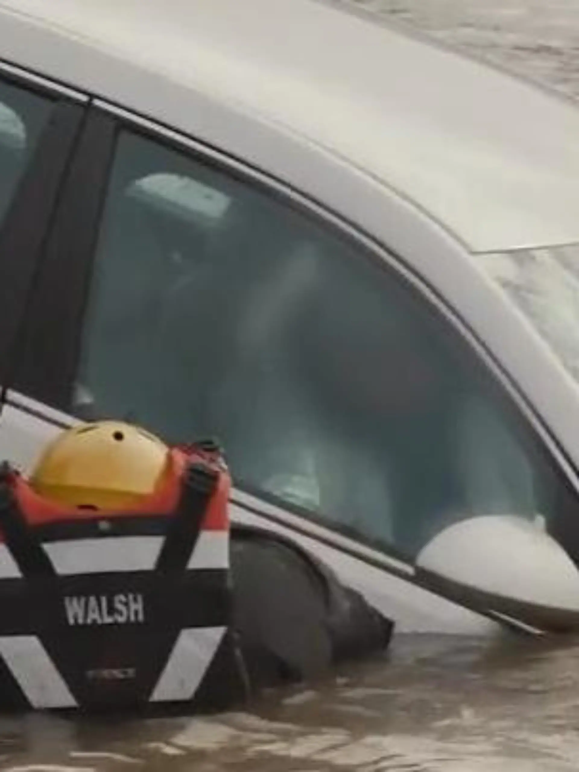 Dieser Mann hatte ordentliches Glück, als er mit seinem Auto in den Yachthafen in dem US-Bundestaat Maryland stürzt. Denn zufälligerweise ist die Feuerwehr für Trainingsübungen auf dem Wasser. Sie eilen sofort zur Hilfe und halten die spektakuläre Rettung auf Kamera fest.