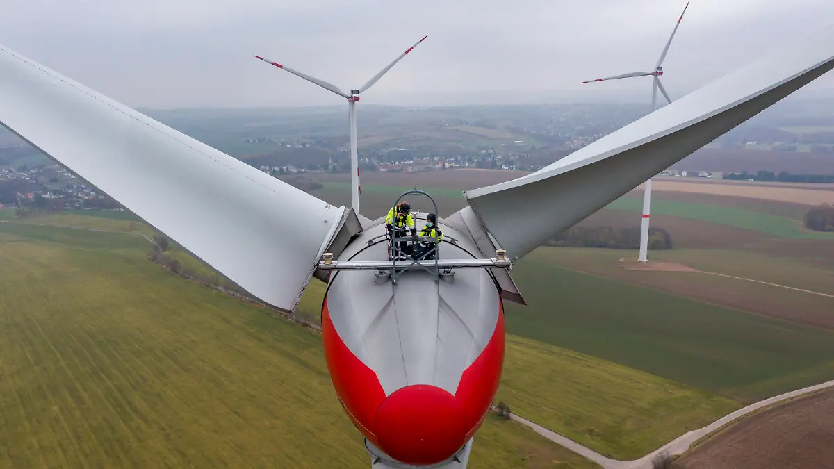 15.11.2021, Sachsen, Bernsdorf: Zwei Techniker der Sabowind GmbH warten eine Windkraftanlage vom Typ Enercon E92. Am selben Tag wurde die Kampagne «Energieland Sachsen. Gemeinsam erneuern.» vorgestellt. Die Kampagne soll anhand konkreter Beispiele aufzeigen, warum die sächsische Wirtschaft grünen Strom braucht und wie sächsische Unternehmen und Bürger von der Energiewende profitieren können. (Luftaufnahme mit Drohne) Foto: Jan Woitas/dpa-Zentralbild/dpa +++ dpa-Bildfunk +++