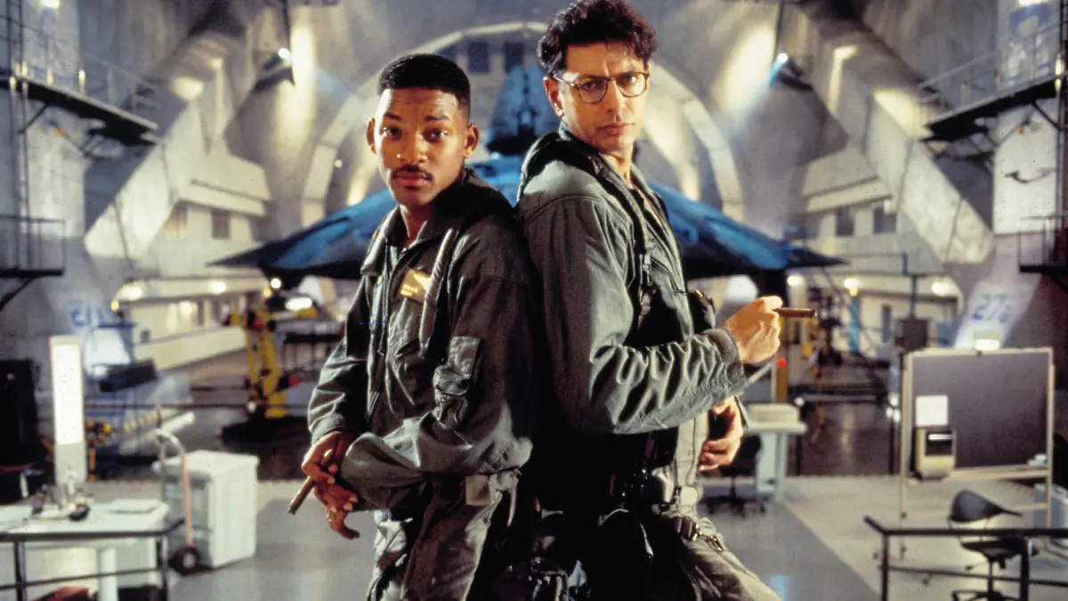 Captain Steve Hiller (Will Smith, l.) und Nachrichten-Elektronik-Experte David Levinson (Jeff Goldblum) nehmen Kurs auf die Alien-Raumstation. Das Schicksal der Menschheit liegt nun allein in ihren Hnden.