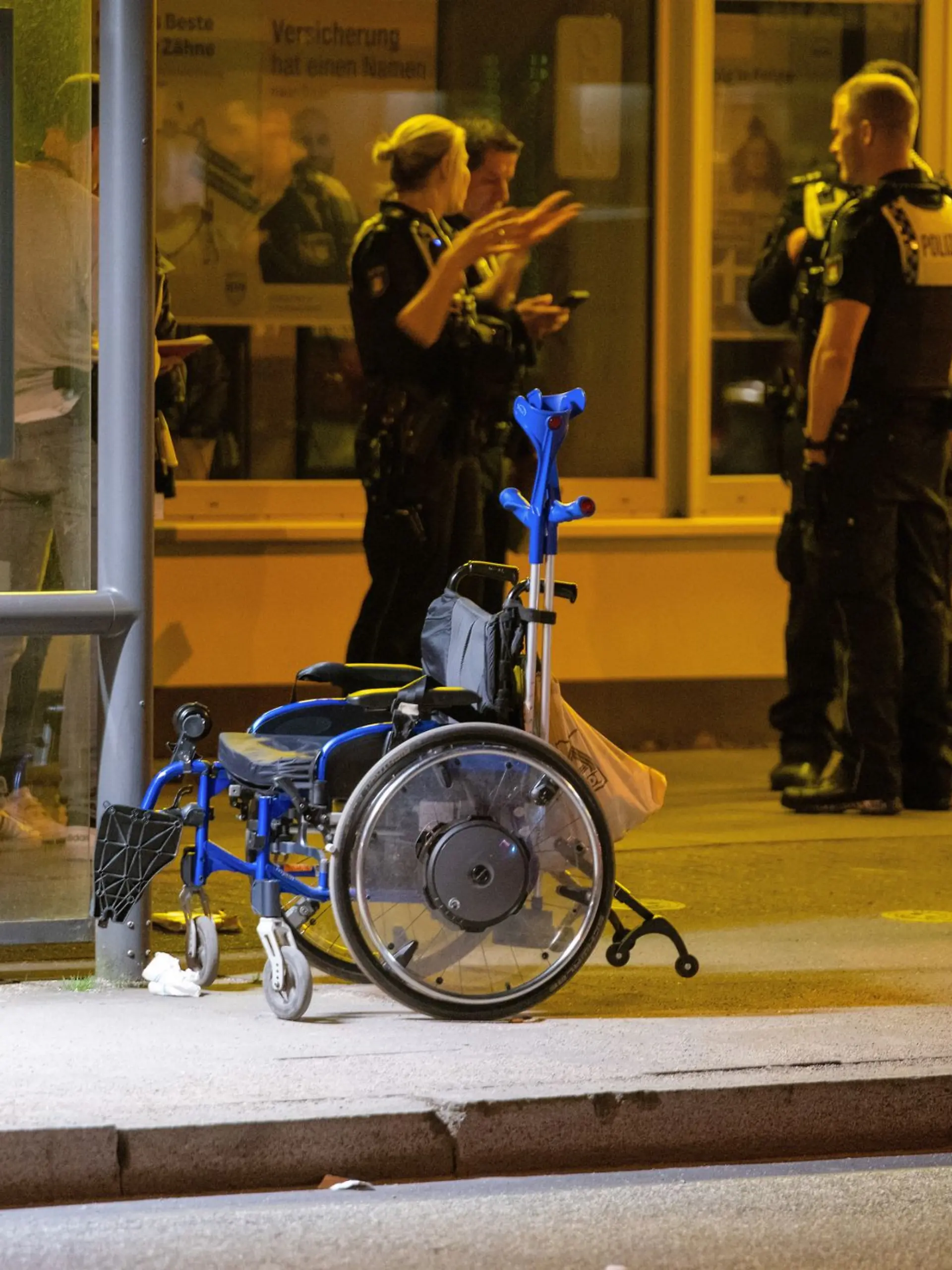 Bild zu: "Mann verletzt Rollstuhlfahrerin an Bushaltestelle mit Messer"