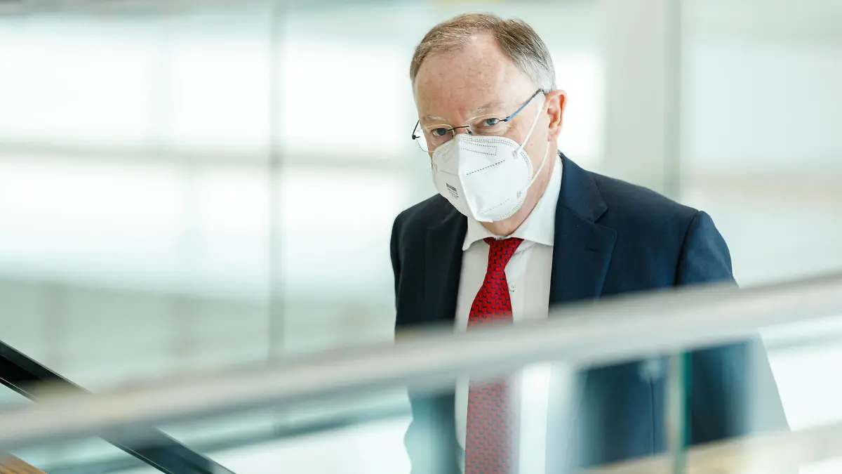 DEUTSCHLAND, NIEDERSACHSEN, HANNOVER, 26.03.2021 - Sondersitzung im Niedersächsischen Landtag - Stephan Weil SPD, Niedersächsischer Ministerpräsident, auf dem Weg in sein Büro im Landtag. Er trägt eine Mund-Nasen-Bedeckung. *** GERMANY, LOWER SAXONY, HANOVER, 26 03 2021 Special session in the Lower Saxony state parliament Stephan Weil SPD , Lower Saxonys Minister President, on his way to his office in the state parliament He wears a mouth-nose covering