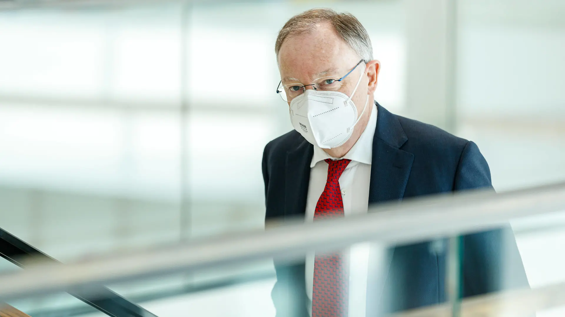 DEUTSCHLAND, NIEDERSACHSEN, HANNOVER, 26.03.2021 - Sondersitzung im Niedersächsischen Landtag - Stephan Weil SPD, Niedersächsischer Ministerpräsident, auf dem Weg in sein Büro im Landtag. Er trägt eine Mund-Nasen-Bedeckung. *** GERMANY, LOWER SAXONY, HANOVER, 26 03 2021 Special session in the Lower Saxony state parliament Stephan Weil SPD , Lower Saxonys Minister President, on his way to his office in the state parliament He wears a mouth-nose covering