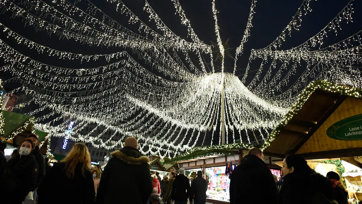 dpatopbilder - 13.11.2021, Nordrhein-Westfalen, Essen: Ein Baldachin aus Lichterketten überspannt die Verkaufsstände auf dem Weihnachtsmarkt. Der Markt hat bereits seit gestern geöffnet. Foto: Roberto Pfeil/dpa +++ dpa-Bildfunk +++