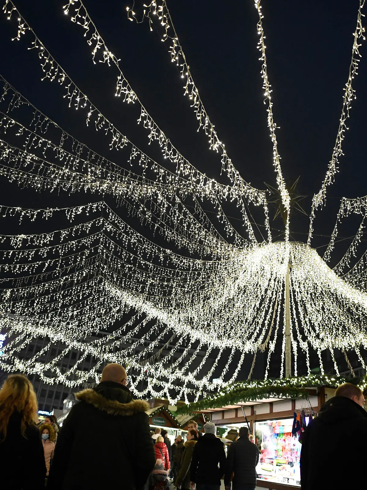 dpatopbilder - 13.11.2021, Nordrhein-Westfalen, Essen: Ein Baldachin aus Lichterketten überspannt die Verkaufsstände auf dem Weihnachtsmarkt. Der Markt hat bereits seit gestern geöffnet. Foto: Roberto Pfeil/dpa +++ dpa-Bildfunk +++