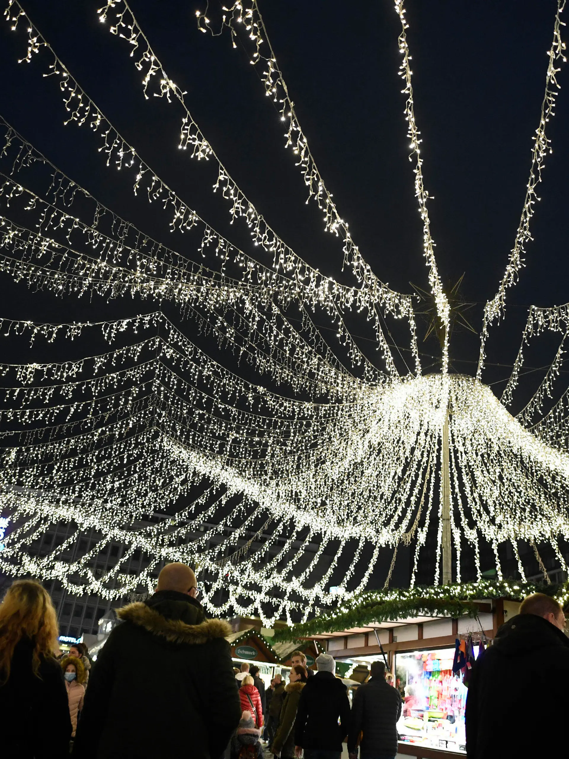 dpatopbilder - 13.11.2021, Nordrhein-Westfalen, Essen: Ein Baldachin aus Lichterketten überspannt die Verkaufsstände auf dem Weihnachtsmarkt. Der Markt hat bereits seit gestern geöffnet. Foto: Roberto Pfeil/dpa +++ dpa-Bildfunk +++