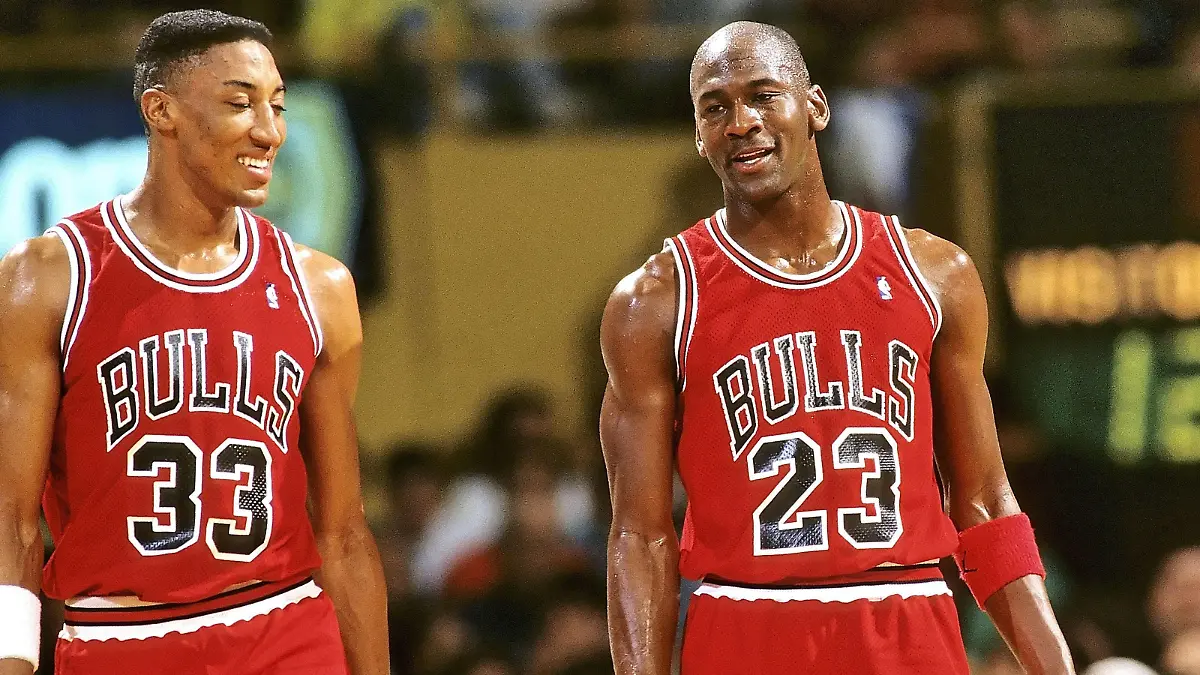 Boston, Massachusetts, U.S - Chicago Bulls Scottie Pippen and Michael Jordan 4/1990 NBA Basketball Herren USA 1990 - Scottie Pippen and Michael Jordan PUBLICATIONxINxGERxSUIxAUTxONLY - ZUMAott