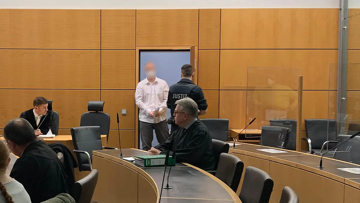 Patrick S. betritt den Darmstädter Gerichtssaal am 16. November 2021 - er wird ihn mit dem Urteil von 13 Jahren und 6 Monaten Haft wieder verlassen.