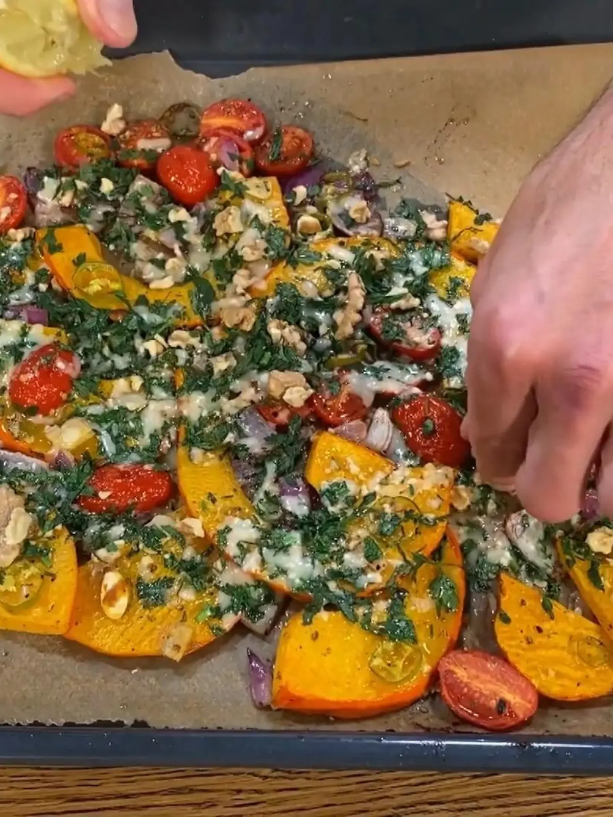 Bild zu: "Ofenkürbis mit Kirschtomaten und Peperoni"