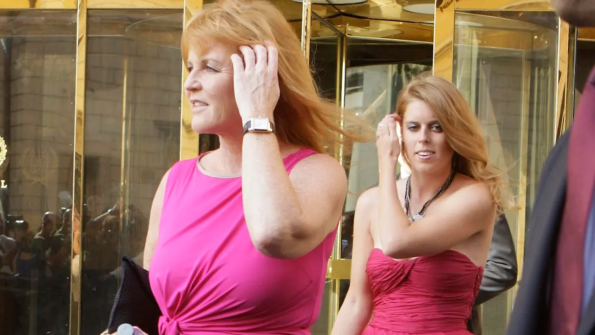 Sarah Ferguson (L), Britain's Duchess of York, and her daughter Princess Beatrice leave Hassler Hotel in downtown Rome, August 27, 2011. Petra Ecclestone, daughter of Formula One supremo Bernie, will marry her boyfriend of five years, James Stunt, at the Castello Odescalchi castle in Bracciano, near Rome on Saturday. REUTERS/Remo Casilli (ITALY - Tags: ENTERTAINMENT ROYALS)