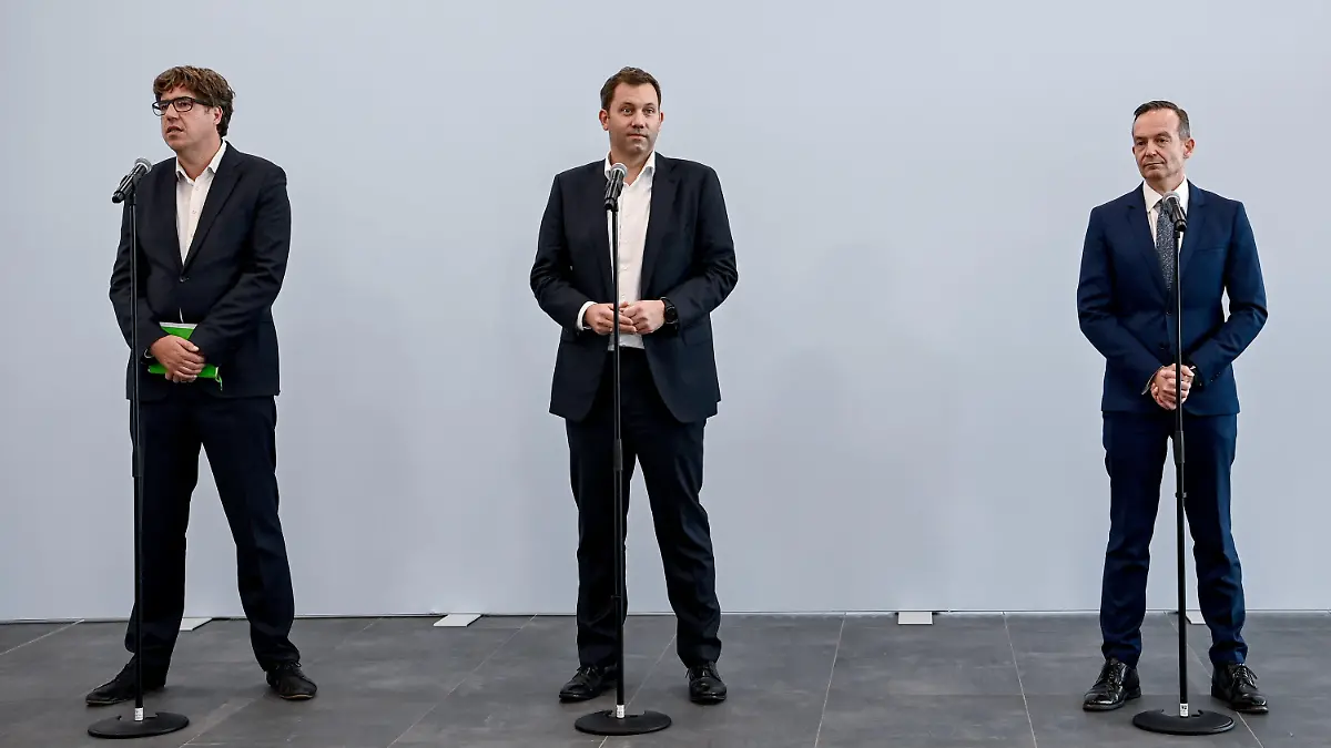ARCHIV - 21.10.2021, Berlin: Lars Klingbeil (M), SPD-Generalsekretär, gibt zusammen mit Michael Kellner (l), Bundesgeschäftsführer von Bündnis 90/Die Grünen, und Volker Wissing, FDP-Generalsekretär, ein Pressestatement im Tagungsort für die Koalitionsverhandlungen. Knapp drei Wochen nach Beginn der Verhandlungen über eine Ampel-Koalition legen die von SPD, Grünen und FDP eingesetzten Arbeitsgruppen erste Ergebnisse vor. (zu dpa: «Ampel-Verhandlungen: Arbeitsgruppen legen erste Ergebnisse vor») Foto: Britta Pedersen/dpa-Zentralbild/dpa +++ dpa-Bildfunk +++